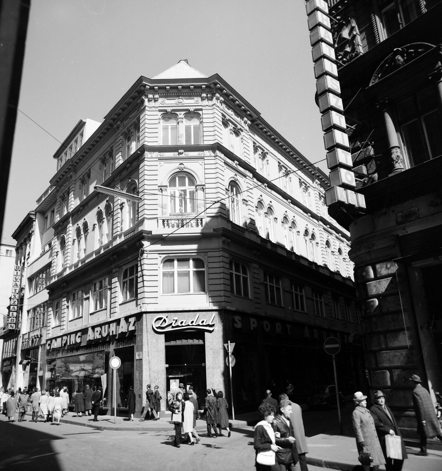 Magyarország, Budapest V., Váci utca, szemben a Diadal Camping Áruház a Párizsi (Párisi) utca sarkán., 1976, Artfókusz, Fábián József, Budapest, divatáru, Fortepan #278968