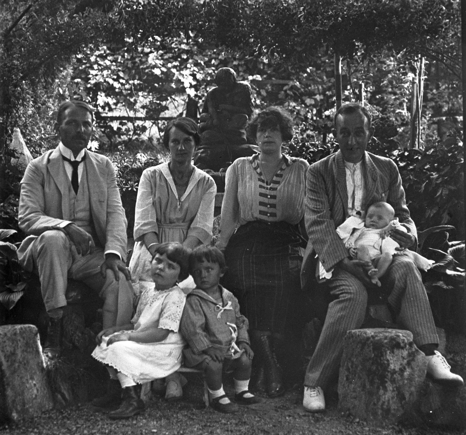 Hungary, Budapest I., kert a Bérc utcánál., 1920, Schoch Frigyes, kid, family, tableau, newborn, Budapest, sitting on lap, Fortepan #27898