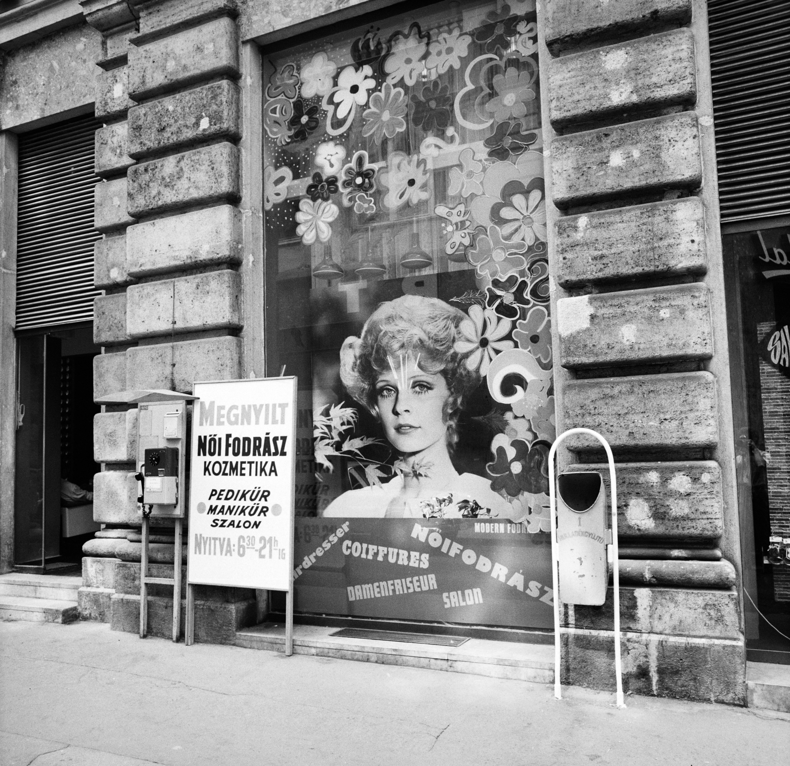 Hungary, Budapest V., Párizsi (Párisi) utca 1., FEMINA Fodrászat kozmetika, pedikür, manikür szalon., 1971, Artfókusz, hairdresser, telephone, poster, trash can, Budapest, Fortepan #278983