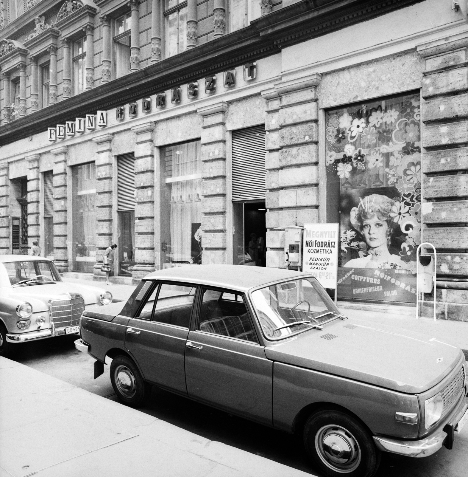 Hungary, Budapest V., Párizsi (Párisi) utca, szemben az 1-es számú házban a FEMINA Fodrászat kozmetika, pedikür, manikür szalon., 1971, Artfókusz, hairdresser, telephone, peeking, poster, trash can, Budapest, Fortepan #278984