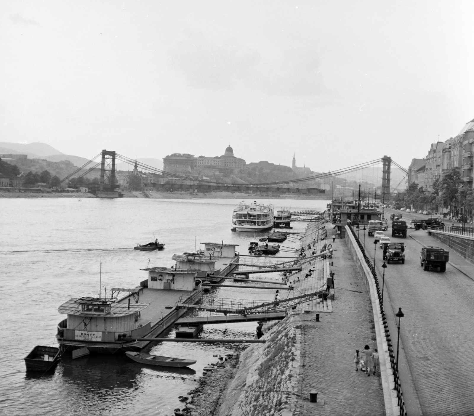 Hungary, Budapest V., pesti alsó rakpart a Szabadság híd pesti hídfőjénél, szemben az épülő Erzsébet híd és a budai Vár. Előtérben haltároló bárkák a Dunán., 1963, Artfókusz, Budapest, Fortepan #278988