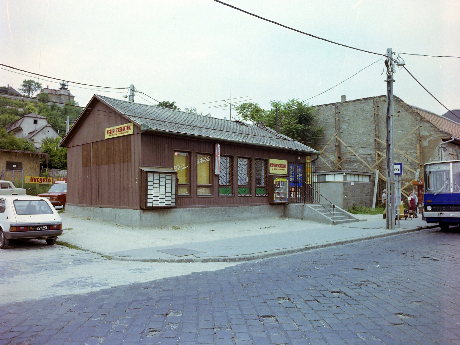 Hungary, Budapest XXII., Budafok, Kossuth Lajos utca, Kisipari Szolgáltatóház, balra Magdolna utca torkolata., 1984, Artfókusz, Budapest, bus, station, colorful, Fortepan #278991