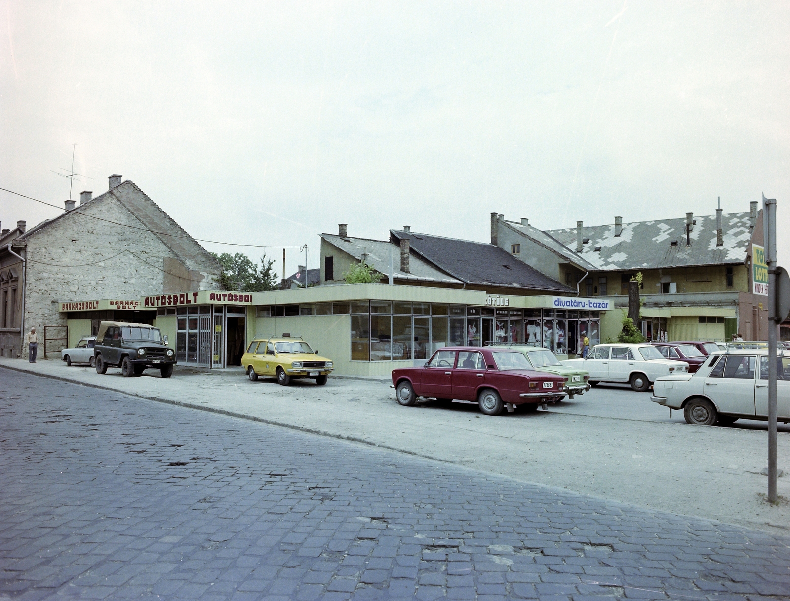 Magyarország, Budapest XXII., Budafok, Kossuth Lajos utca a Kuruc köz közelében, üzletsor és parkoló., 1984, Artfókusz, Fábián József, Budapest, autósbolt, automobil, színes, Fortepan #278992