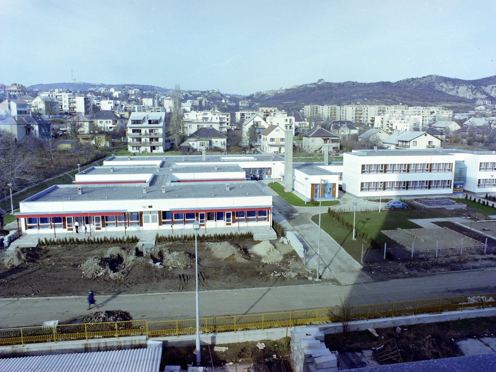 Hungary, Budapest XI., kilátás az ELTE Budaörsi úti Kollégiumából a Széchenyi-hegy és a Sas-hegy felé. Előtérben a Bali Sándor utcai óvoda., 1984, Artfókusz, building, Budapest, Fortepan #278996