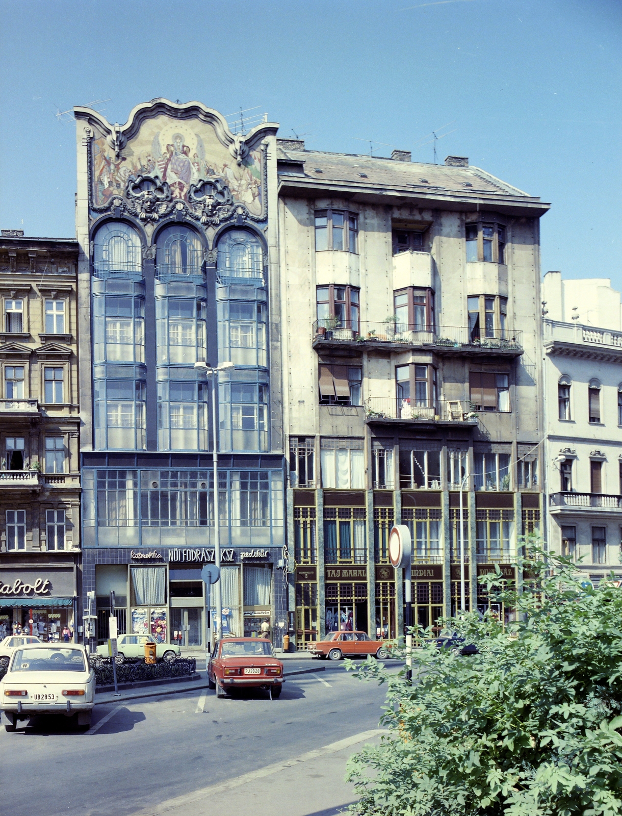 Magyarország, Budapest V., Szervita tere (Martinelli tér), középen a 3-as és a 2-es számú ház., 1984, Artfókusz, Fábián József, VAZ 2103/2106, Budapest, épület, automobil, Fortepan #279000