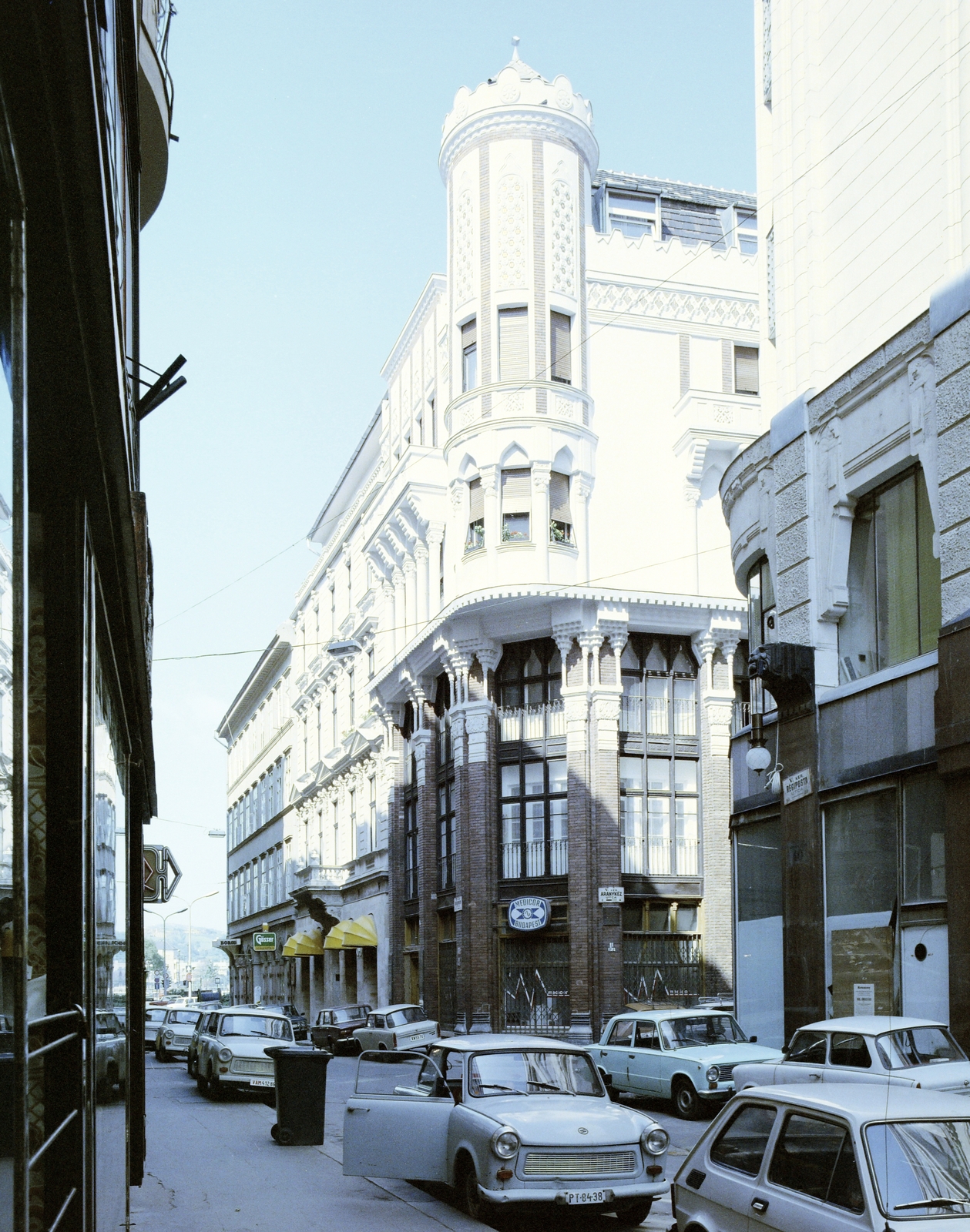 Hungary, Budapest V., Régi posta utca, szemben a sarkon az Aranykéz utca 2-es számú ház látható., 1984, Artfókusz, Budapest, street view, automobile, Fortepan #279001