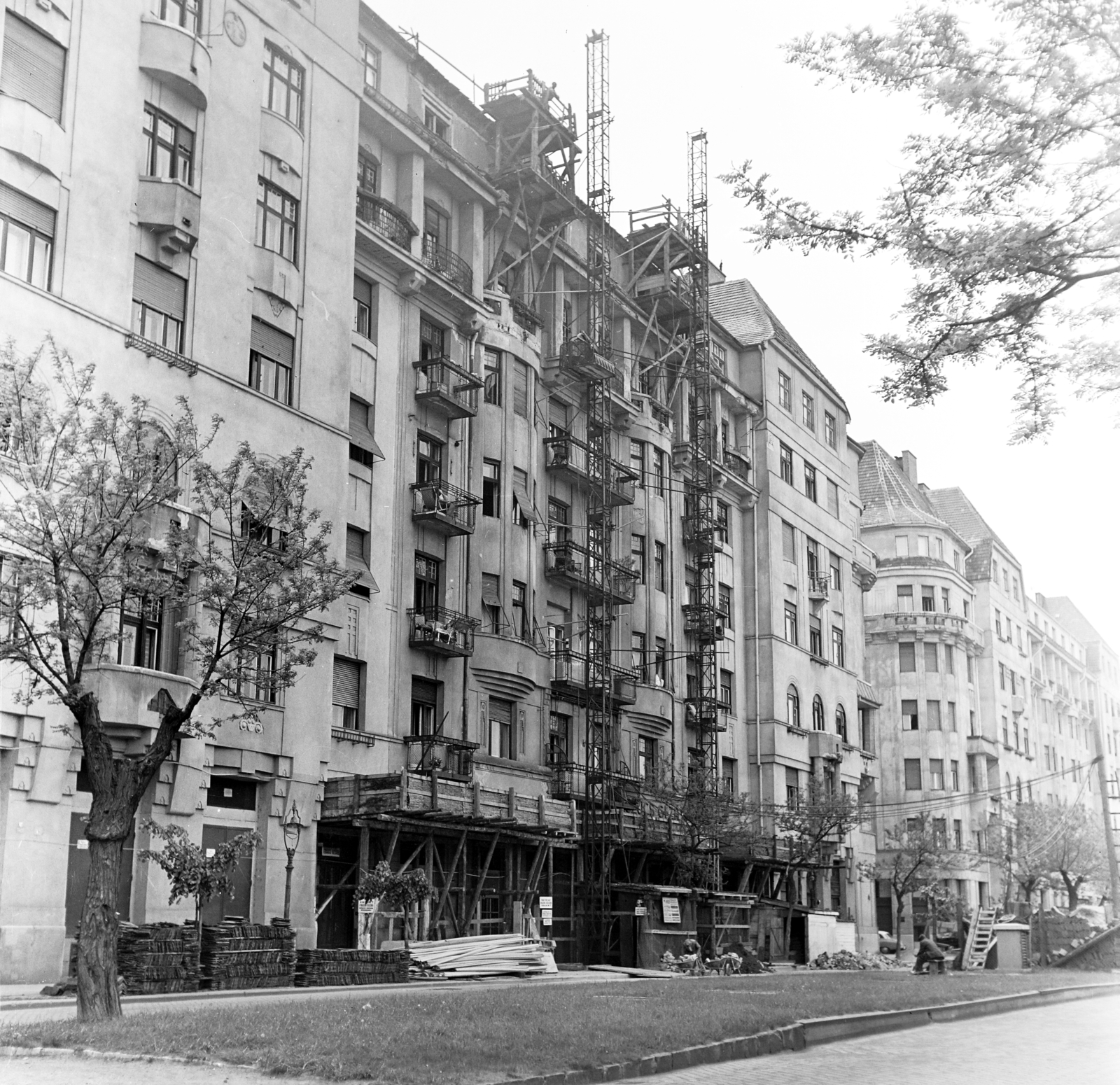 Hungary, Budapest XIII., Újpesti rakpart, szemben a Palatinus-házak., 1959, Artfókusz, scaffolding, building material, Budapest, Fortepan #279009