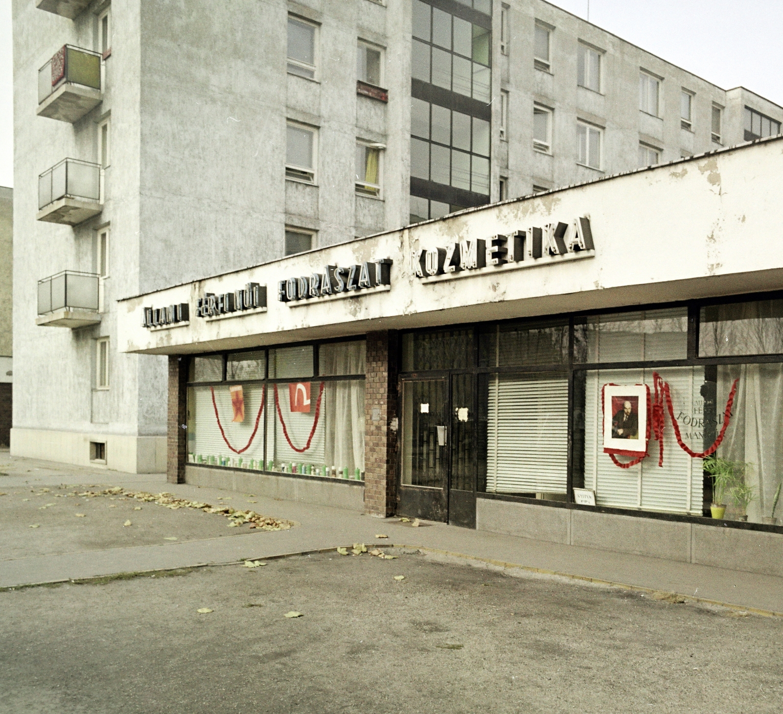 Hungary, Budapest IX., József Attila lakótelep, Lobogó utca 8., Állami férfi, női fodrászat és kozmetika., 1981, Artfókusz, Budapest, Fortepan #279016