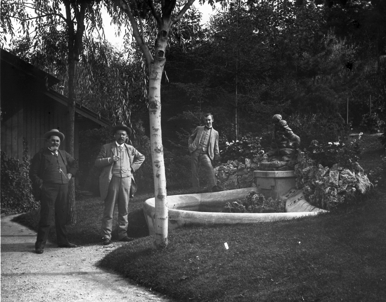 Hungary, Budapest I., kert a Bérc utcánál., 1918, Schoch Frigyes, pool, garden, sculpture, tableau, men, Budapest, Fortepan #27902