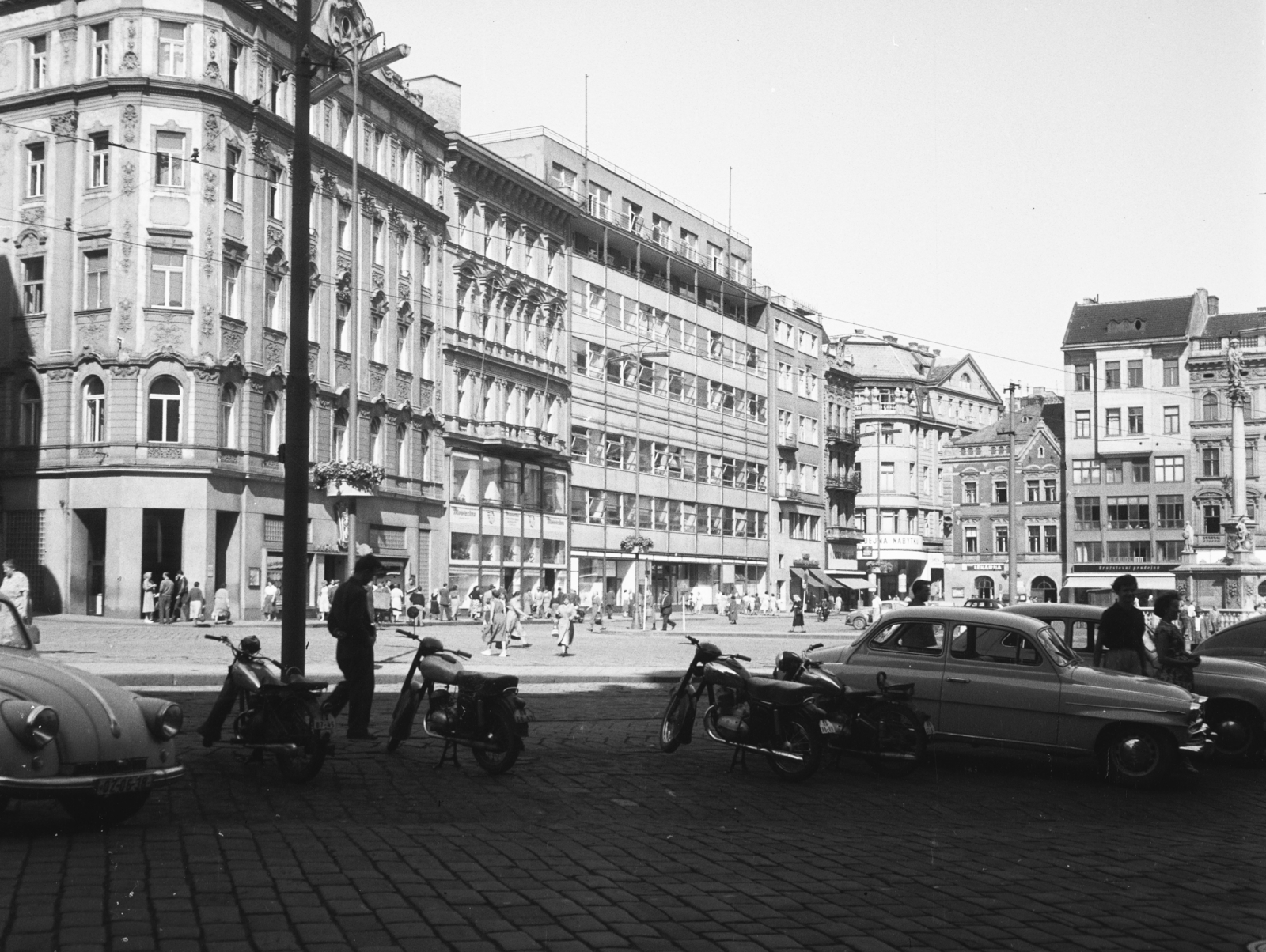 Csehország, Brno, Náměstí Svobody., 1960, Artfókusz, Fábián József, Skoda Octavia, Tatra 87, motorkerékpár, utcakép, Csehszlovákia, Fortepan #279027