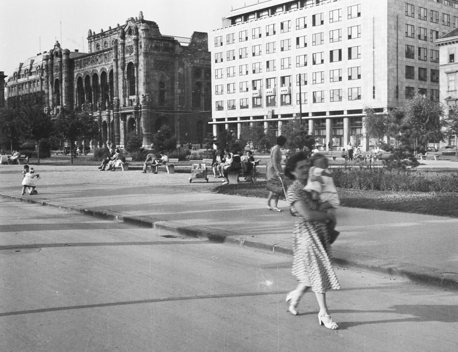 Hungary, Budapest V., Vigadó (Molotov) tér, háttérben balra a Vigadó, jobbra az UVATERV székház., 1955, Artfókusz, Budapest, Fortepan #279038