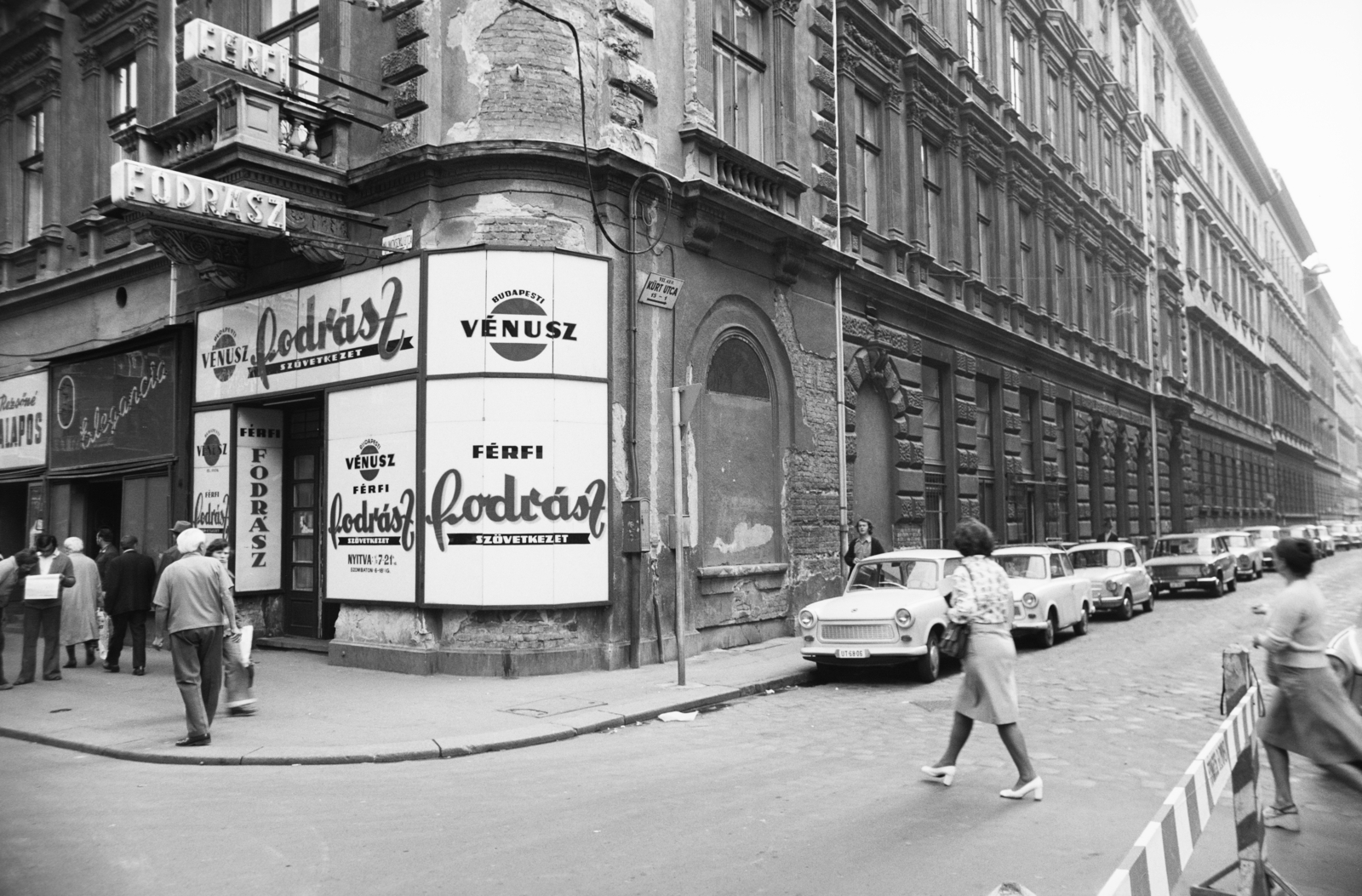 Magyarország, Budapest VII., Király (Majakovszkij) utca és Kürt utca sarok. A VÉNUSZ Fodrász Szövetkezet férfi fodrászata., 1977, Artfókusz, Fábián József, Trabant-márka, fodrászat, Budapest, Fortepan #279043