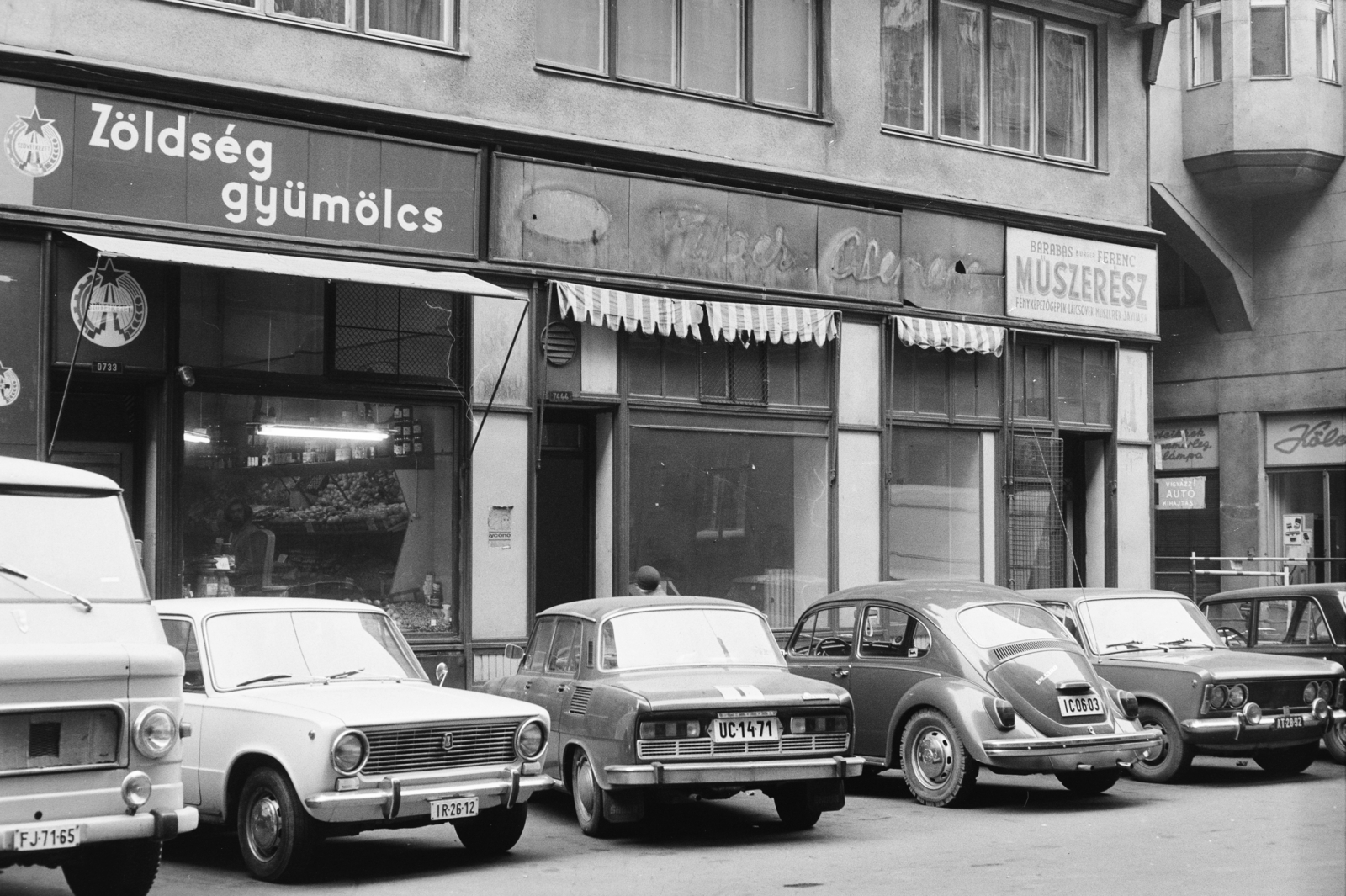 Magyarország, Budapest VII., Dob utca 2. számú ház., 1977, Artfókusz, Fábián József, Volkswagen Bogár, rendszám, VAZ 2101, Skoda 100, Polski Fiat 125p, Zuk-márka, Budapest, Fortepan #279044