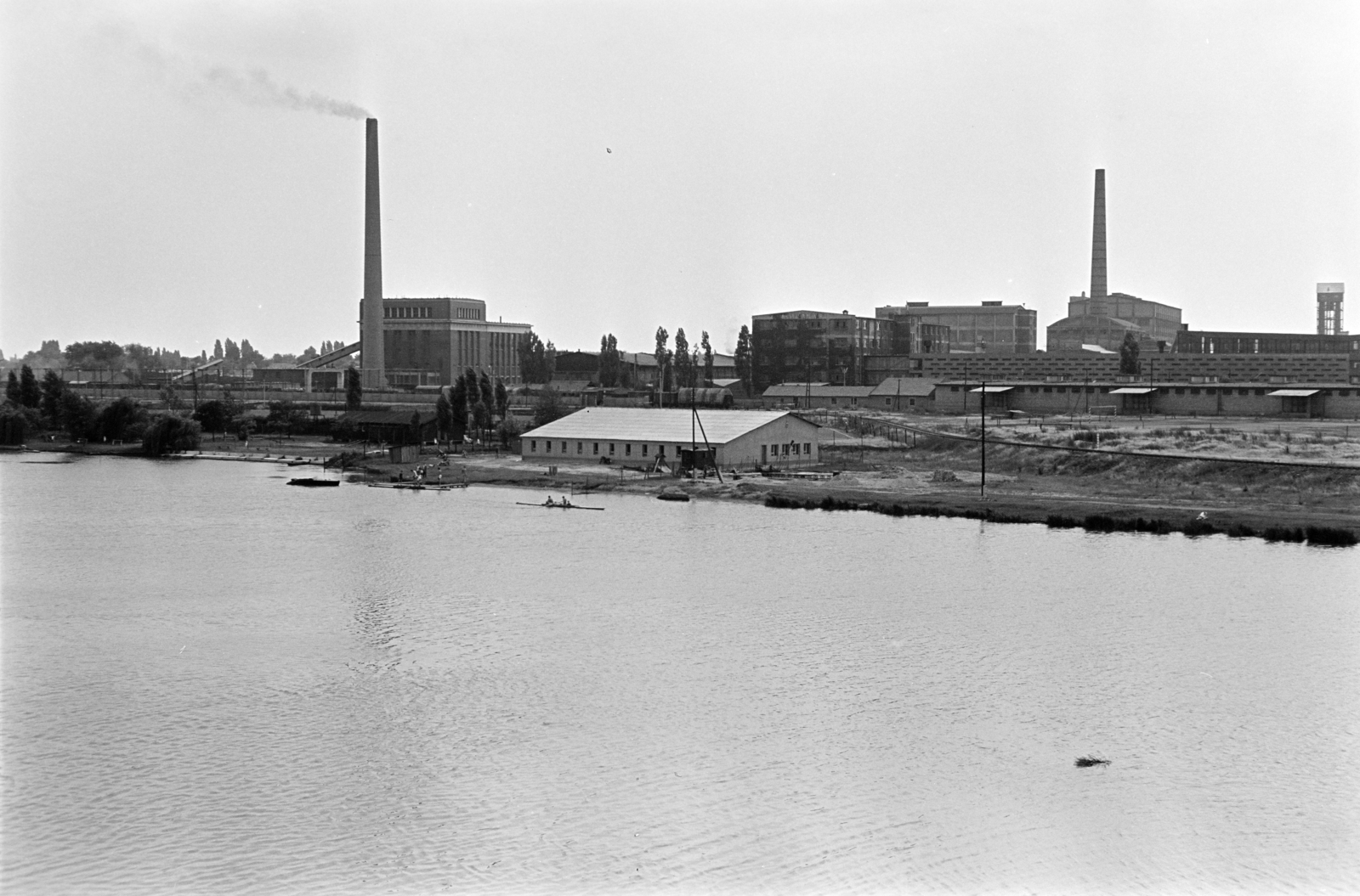 Magyarország, Budapest XXI., Ráckevei (Soroksári)-Duna, csónakház mögött a Csepeli Papírgyár., 1966, Artfókusz, Fábián József, Budapest, Fortepan #279051