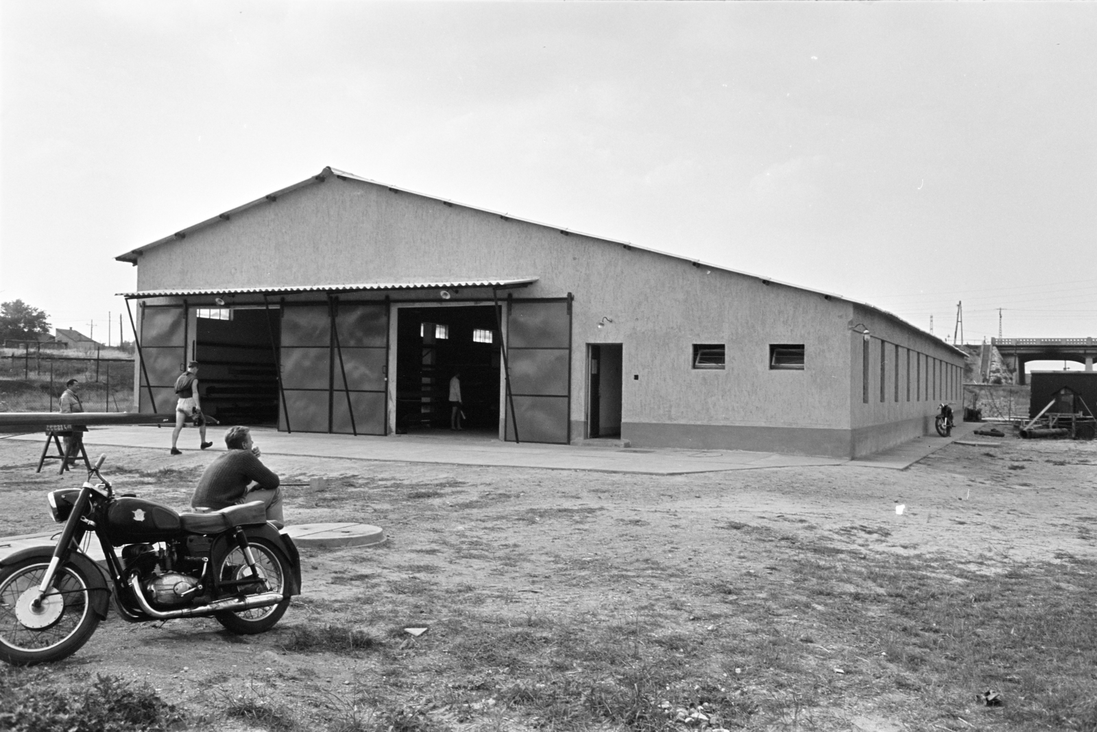 Magyarország, Budapest XXI., csónak ház Ráckevei (Soroksári)-Duna partján, háttérben a Gubacsi híd hídfője., 1966, Artfókusz, Fábián József, Budapest, Fortepan #279052