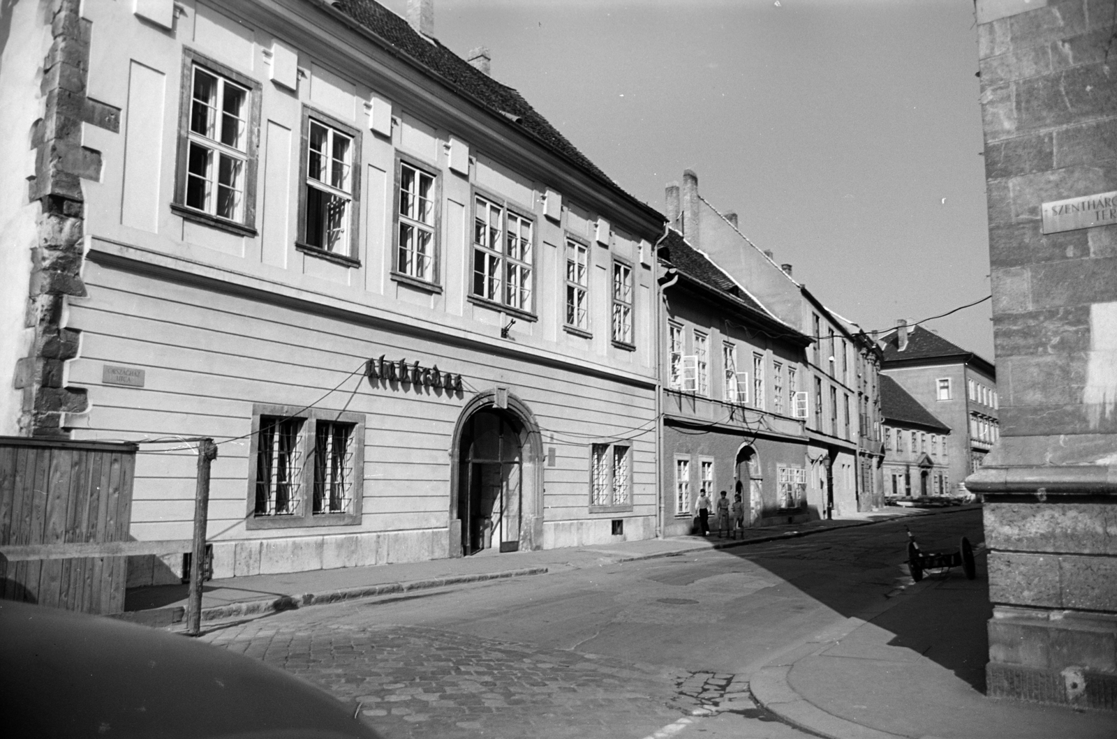 Hungary, Budapest I., Országház utca 2., Alabárdos étterem, a felvétel a Szentháromság tér sarkán készült., 1966, Artfókusz, Budapest, Fortepan #279059