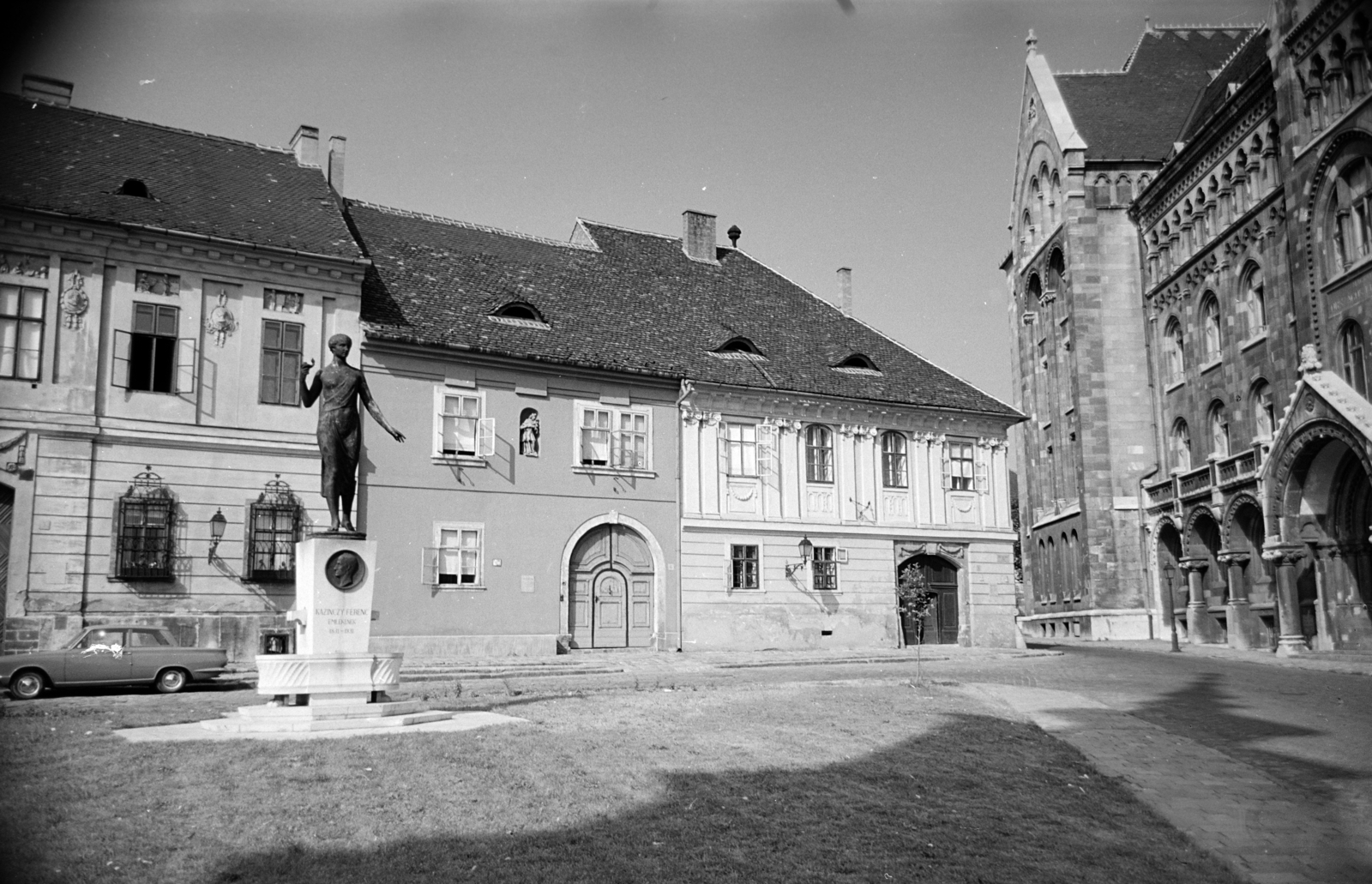 Magyarország, budai Vár, Budapest I., Bécsi kapu tér, Kazinczy-emlékkút (Pásztor János, 1936.). Jobbra a Magyar Országos Levéltár épülete., 1966, Artfókusz, Fábián József, Budapest, Fortepan #279062
