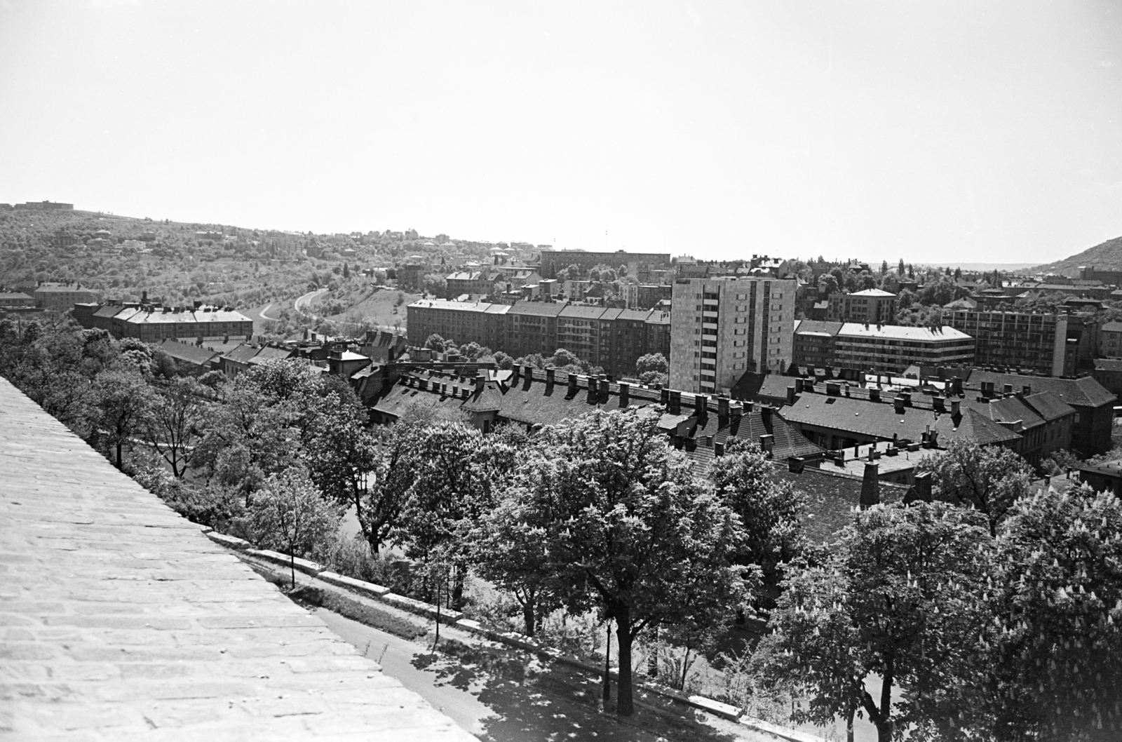 Magyarország, budai Vár, Budapest I., Tóth Árpád sétány, kilátás a Gellért-hegy és a Nap-hegy felé, középen az Alagút utca és az Attila út sarkán álló toronyház látható., 1969, Artfókusz, Fábián József, Budapest, Fortepan #279067