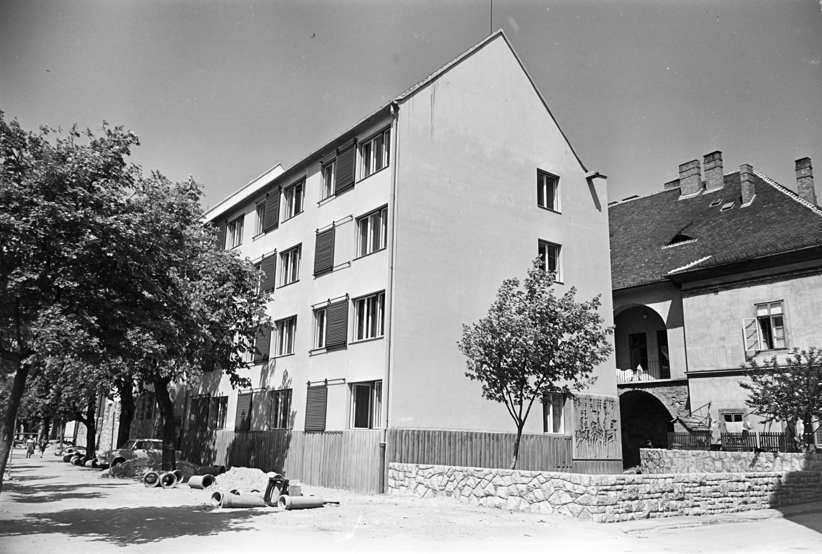 Magyarország, budai Vár, Budapest I., Tóth Árpád sétány 27., jobbra a Nőegylet utca. A ház homlokzatán Nemcsics Antal Lovasok című domborműve (1967)., 1969, Artfókusz, Fábián József, Budapest, Fortepan #279068