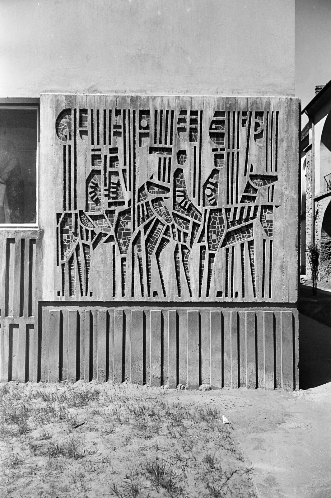 Hungary, Budapest I., a Tóth Árpád sétány 28. számú ház Nőegylet utca felőli homlokzatán Nemcsics Antal Lovasok című domborműve (1967)., 1969, Artfókusz, Budapest, relief, modern art, Fortepan #279069