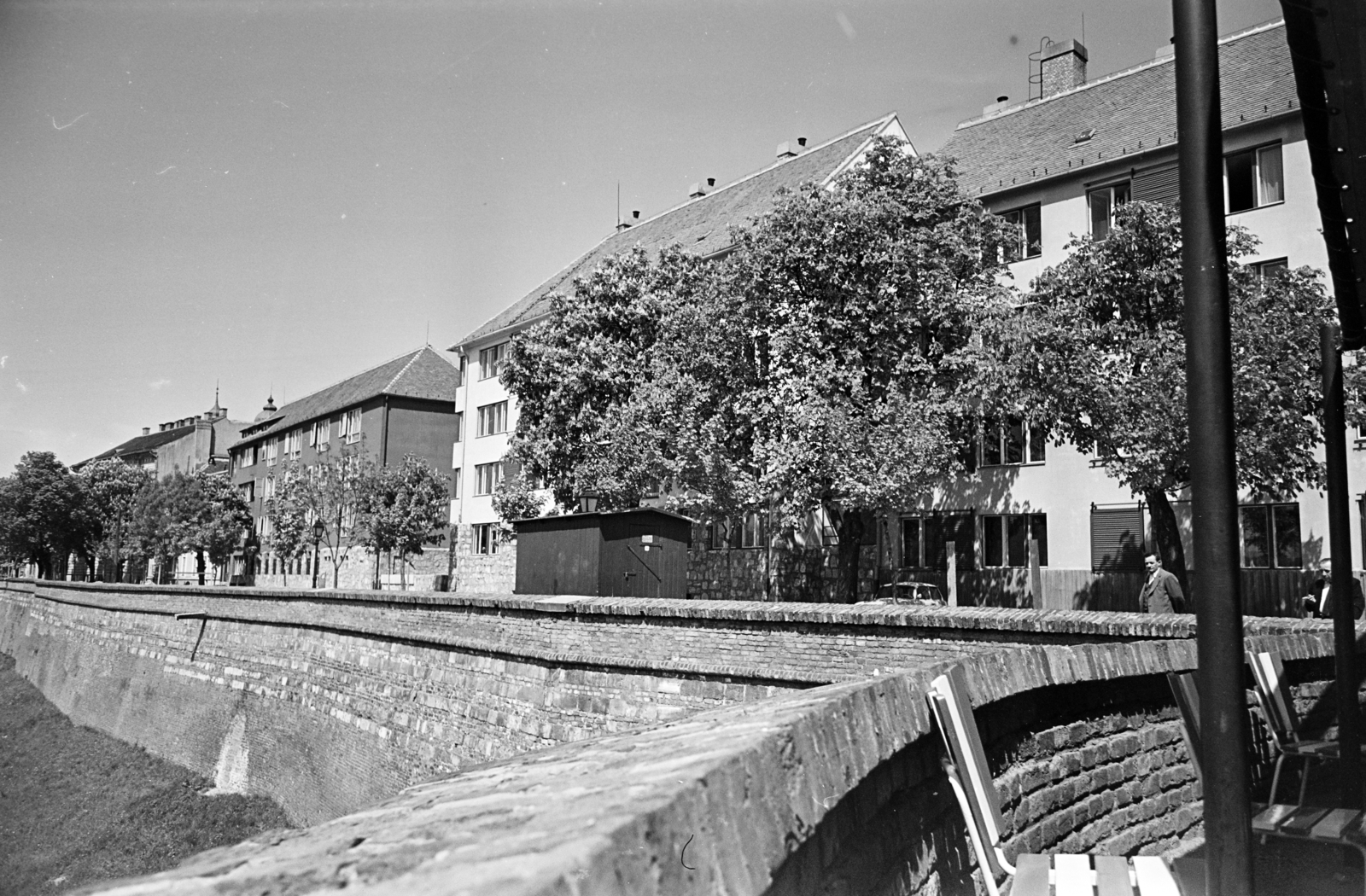 Magyarország, budai Vár, Budapest I., kilátás a Savanyúleves rondelláról a várfal és a Tóth Árpád sétány épületsora felé., 1969, Artfókusz, Fábián József, Budapest, Fortepan #279072