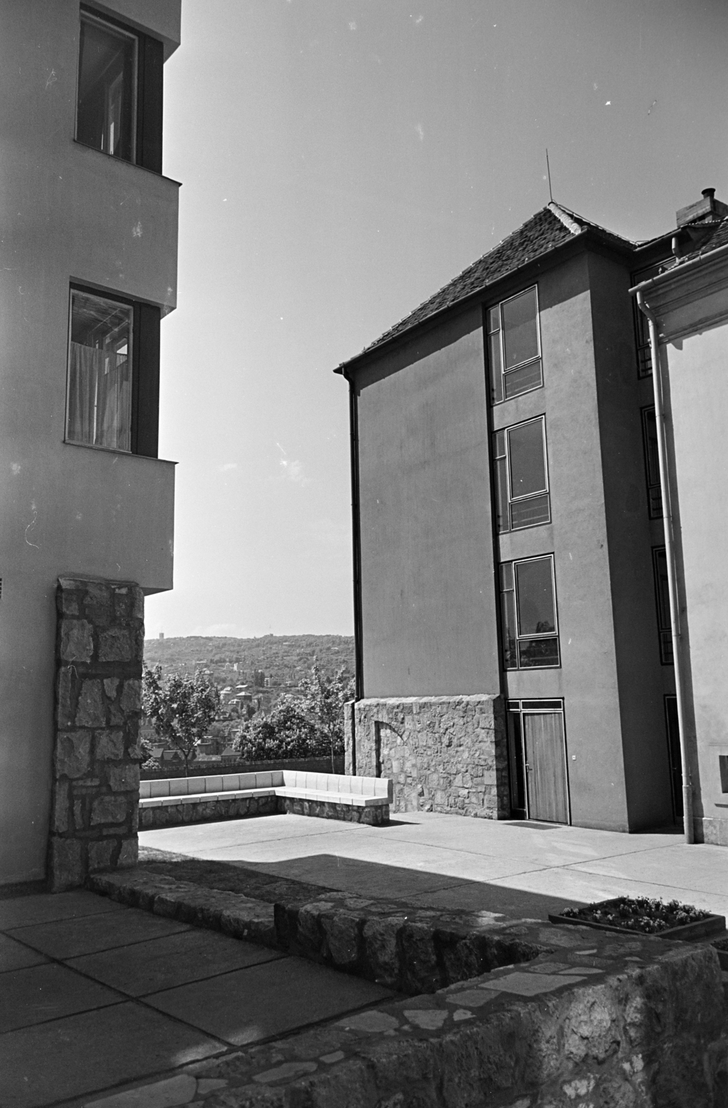 Hungary, Budapest I., szemben a Tóth Árpád sétány 30. számú ház bejárata, a felvétel a 29-es számú ház mellett készült., 1969, Artfókusz, Budapest, Fortepan #279074