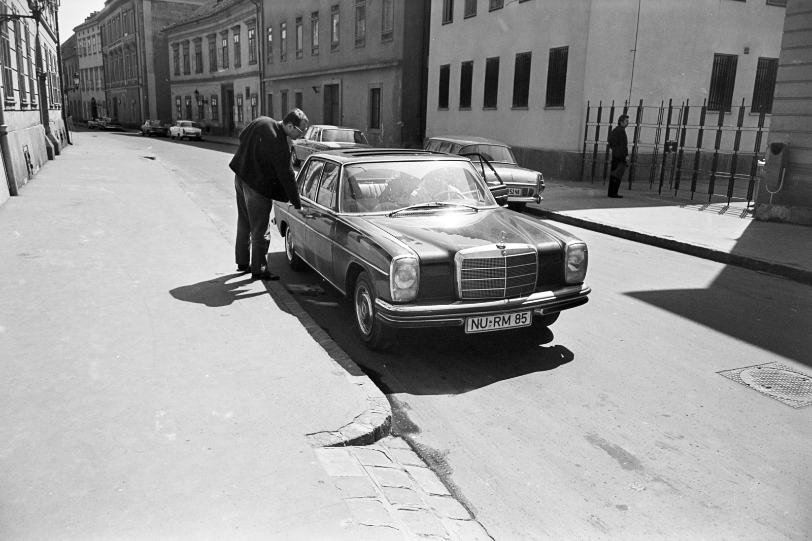 Magyarország, budai Vár, Budapest I., Úri utca, szemben a 44/46 szám alatti kapu., 1969, Artfókusz, Fábián József, Mercedes W115, Mercedes-márka, rendszám, Skoda 1000 MB, jármű, Budapest, Fortepan #279075