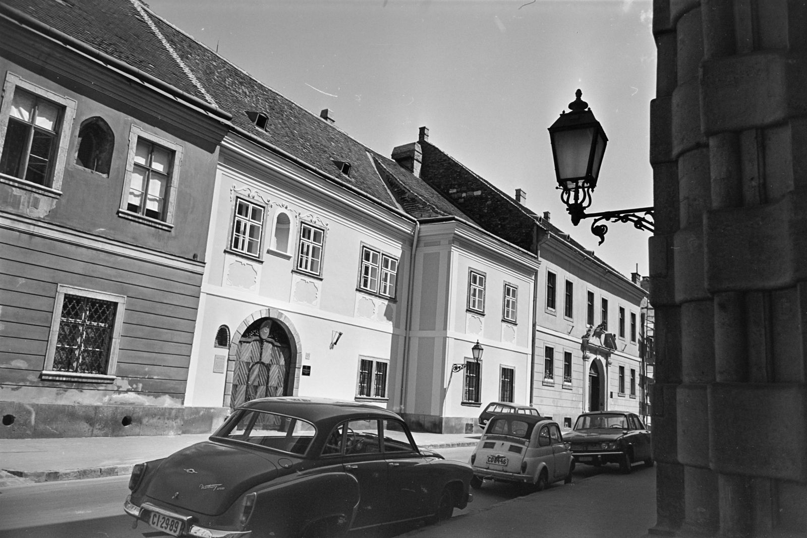Magyarország, budai Vár, Budapest I., Úri utca, szemben a felújított 45-ös számú ház., 1969, Artfókusz, Fábián József, Wartburg 311/312, Fiat 500, Opel Kadett B, Rover-márka, Rover P6, Budapest, Fortepan #279077