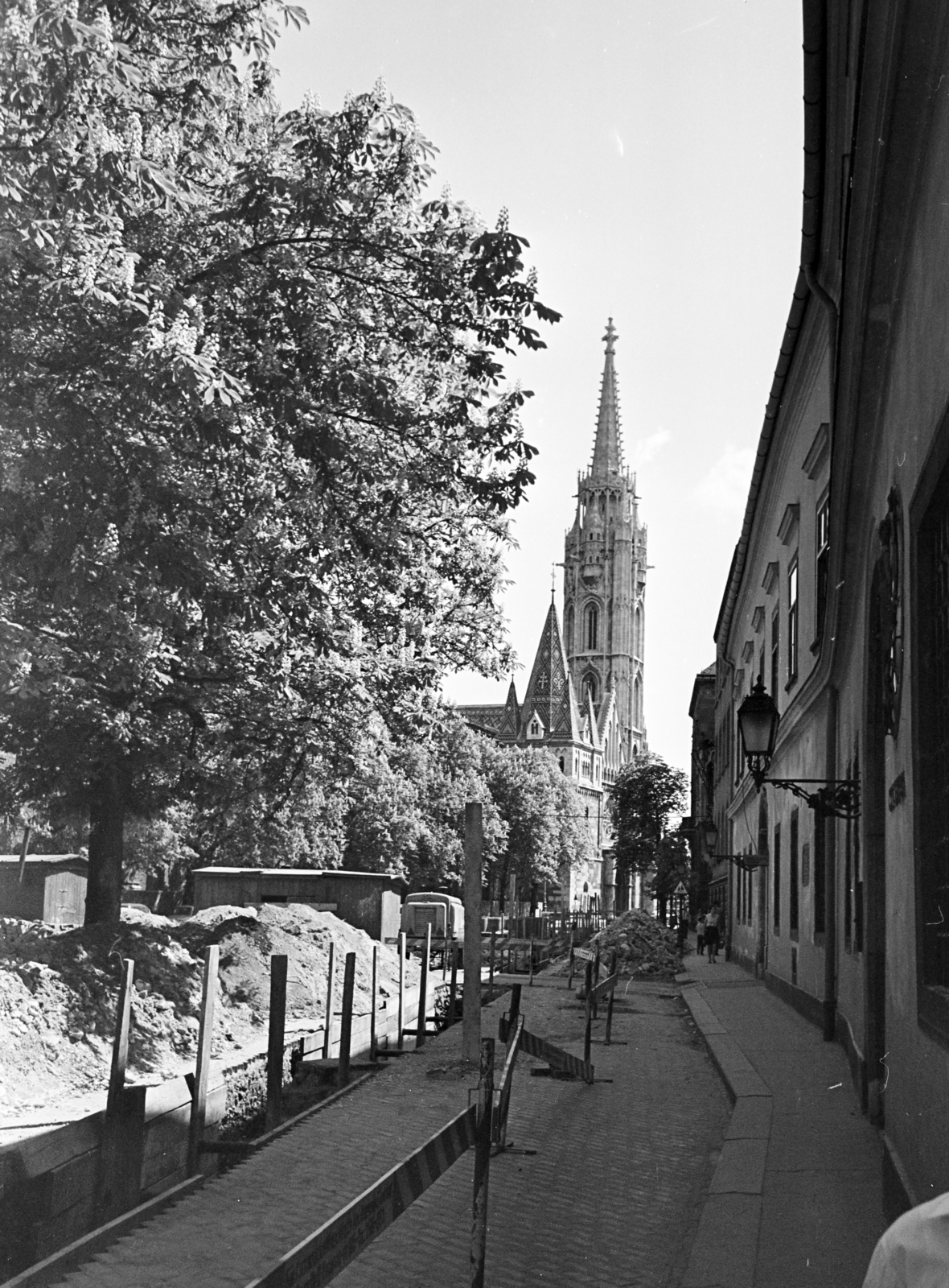 Hungary, Budapest I., Hess András tér, a felvétel a 4-es számú épület, a Fortuna étterem előtt készült, szemben a Mátyás-templom., 1966, Artfókusz, Budapest, Fortepan #279078