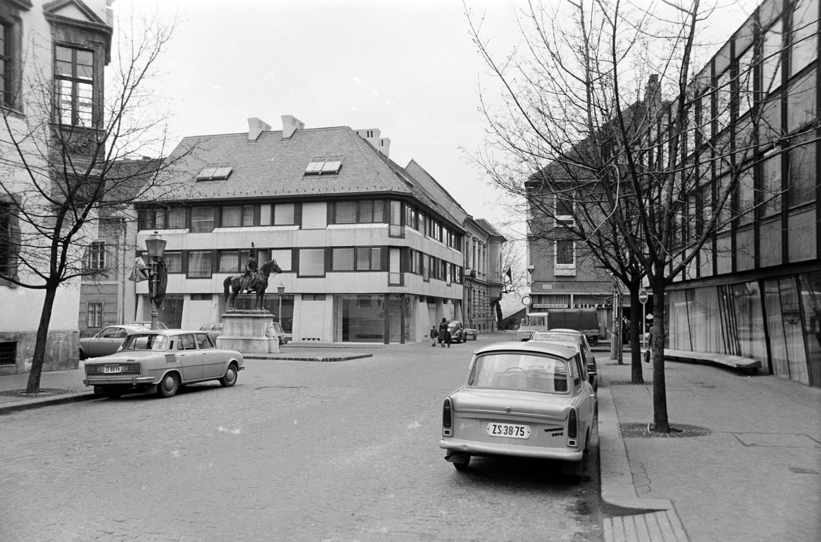Magyarország, budai Vár, Budapest I., Szentháromság utca, szemben Hadik András lovasszobra (ifj. Vastagh György, 1937.), mögötte az Úri utca 26-28. számú ház., 1978, Artfókusz, Fábián József, Budapest, rendszám, Skoda 100, Trabant 601, Fortepan #279082