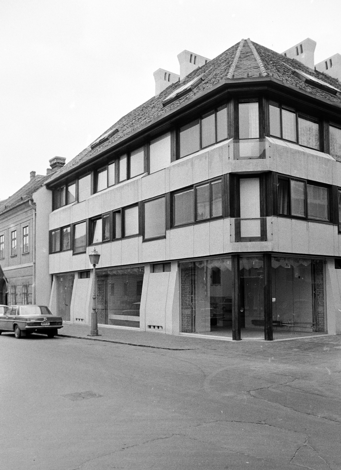 Hungary, Budapest I., szemben az Úri utca 26-28. számú ház, jobbra a Szentháromság utca., 1975, Artfókusz, Budapest, Fortepan #279083