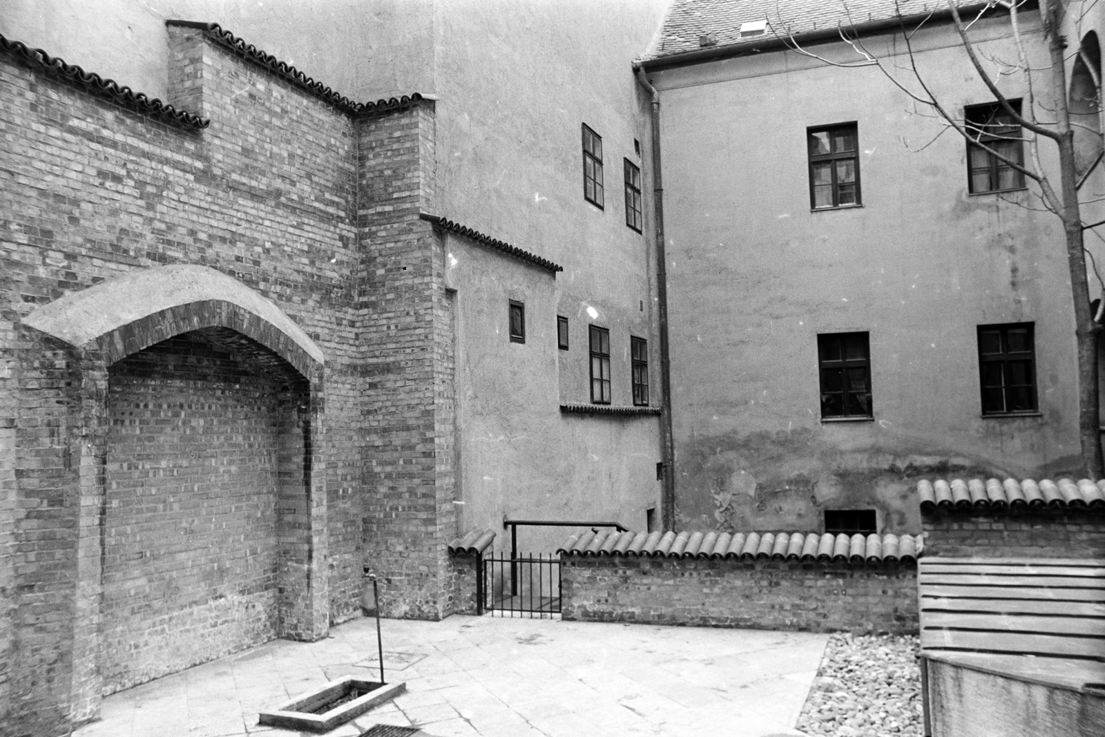 Magyarország, budai Vár, Budapest I., a felvétel az Úri utca 26-28. számú ház udvarán készült. Jobbra a Szentháromság utca 4-es számú ház udvar felőli homlokzata., 1978, Artfókusz, Fábián József, Budapest, Fortepan #279086