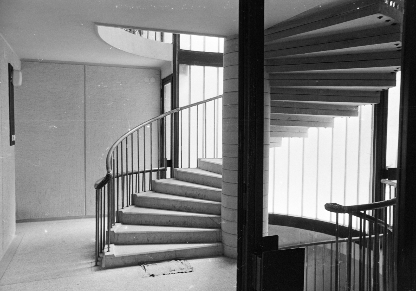 Hungary, Budapest I., a felvétel az Úri utca 26-28. számú ház lépcsőházában készült., 1975, Artfókusz, modern architecture, spiral staircase, Budapest, Fortepan #279087