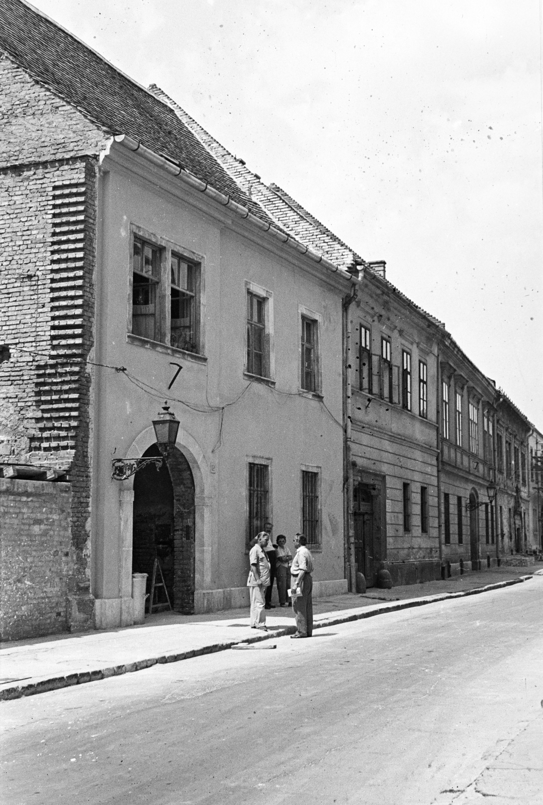 Magyarország, budai Vár, Budapest I., Úri utca, szemben balra a felújított 12-es számú ház., 1958, Artfókusz, Fábián József, utcakép, épület, Budapest, Fortepan #279090