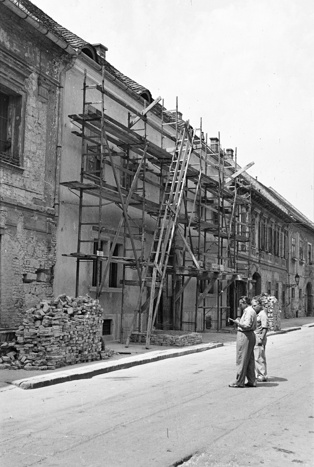 Hungary, Budapest I., Úri utca, szemben a felállványozott 20-as számú ház., 1958, Artfókusz, men, scaffolding, construction, Budapest, Fortepan #279091