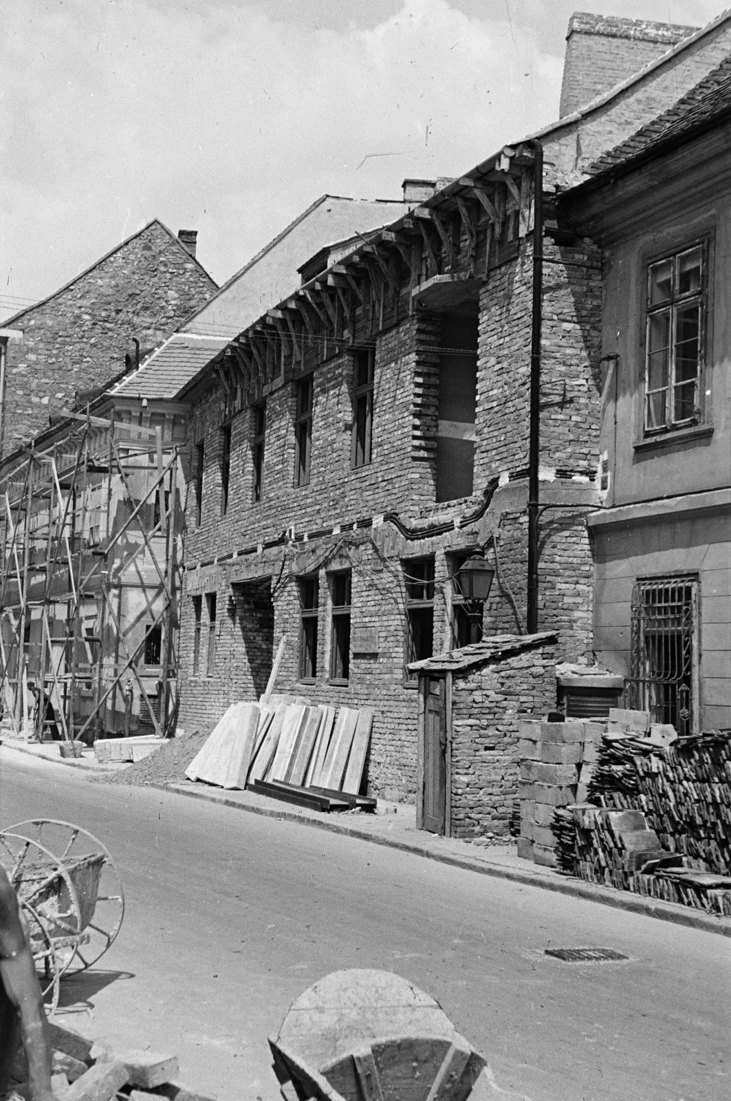 Magyarország, budai Vár, Budapest I., Úri utca, középen a 27-es számú ház., 1958, Artfókusz, Fábián József, Budapest, Fortepan #279092
