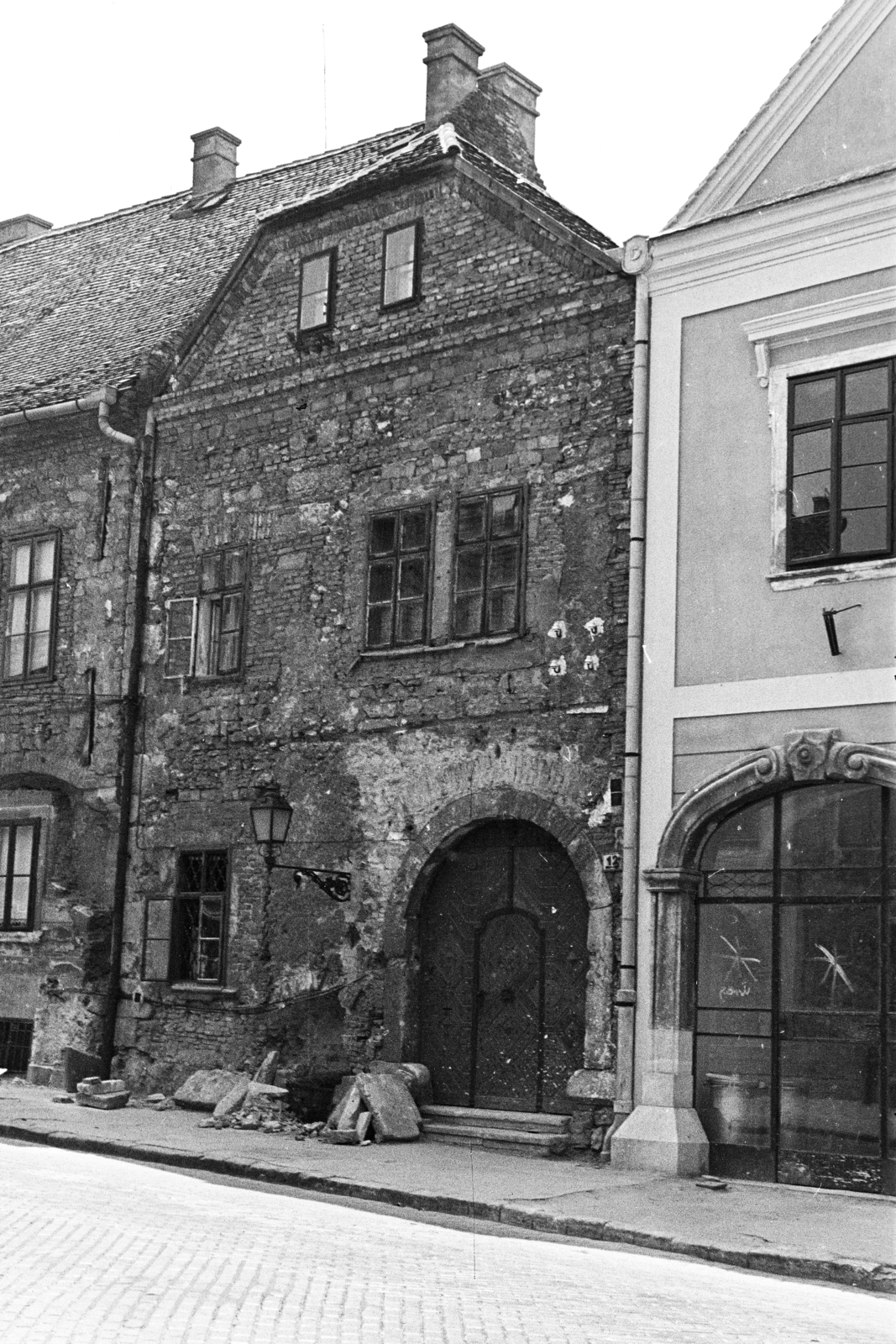 Hungary, Budapest I., Fortuna utca, középen a felújításra váró 12-es számú ház., 1958, Artfókusz, Budapest, Fortepan #279094