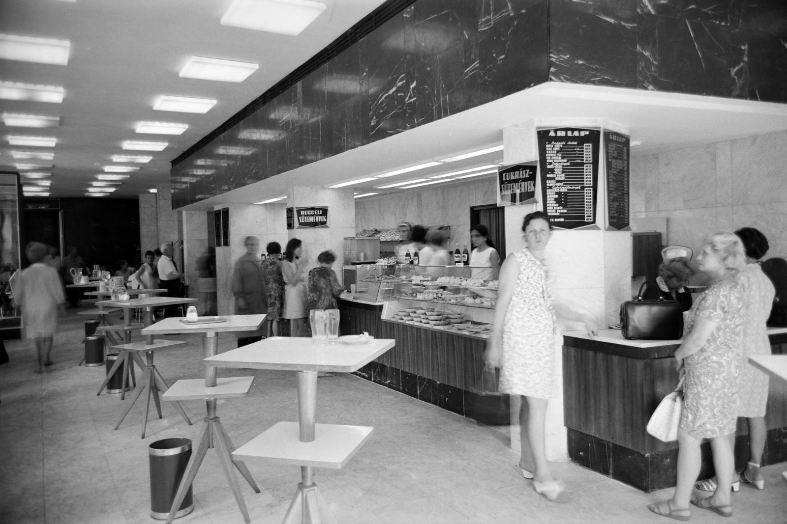 Magyarország, Budapest VII., Erzsébet (Lenin) körút 53., önkiszolgáló étterem a Király (Majakovszkij) utca sarkán., 1968, Artfókusz, Fábián József, Budapest, Fortepan #279109