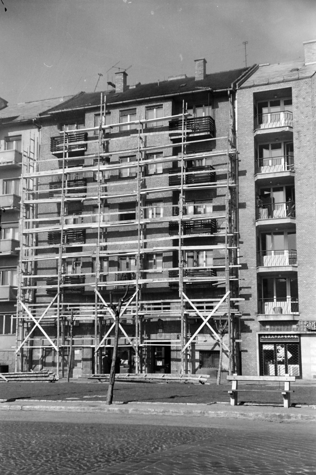 Hungary, Budapest III., Szépvölgyi út, szemben a felújítás alatt álló 1/b számú ház., 1963, Artfókusz, Budapest, Fortepan #279113