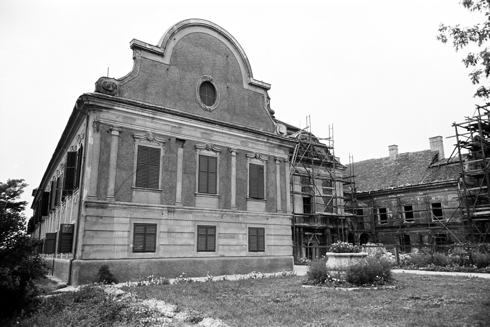 Magyarország, Budapest XXII., Kastélypark (Csókási Pál) utca 11., a felújítás alatt álló egykori Száraz-Rudnyánszky kastély, később itt nyitották meg a Nagytétényi Kastélymúzeumot., 1965, Artfókusz, Fábián József, Budapest, Fortepan #279119