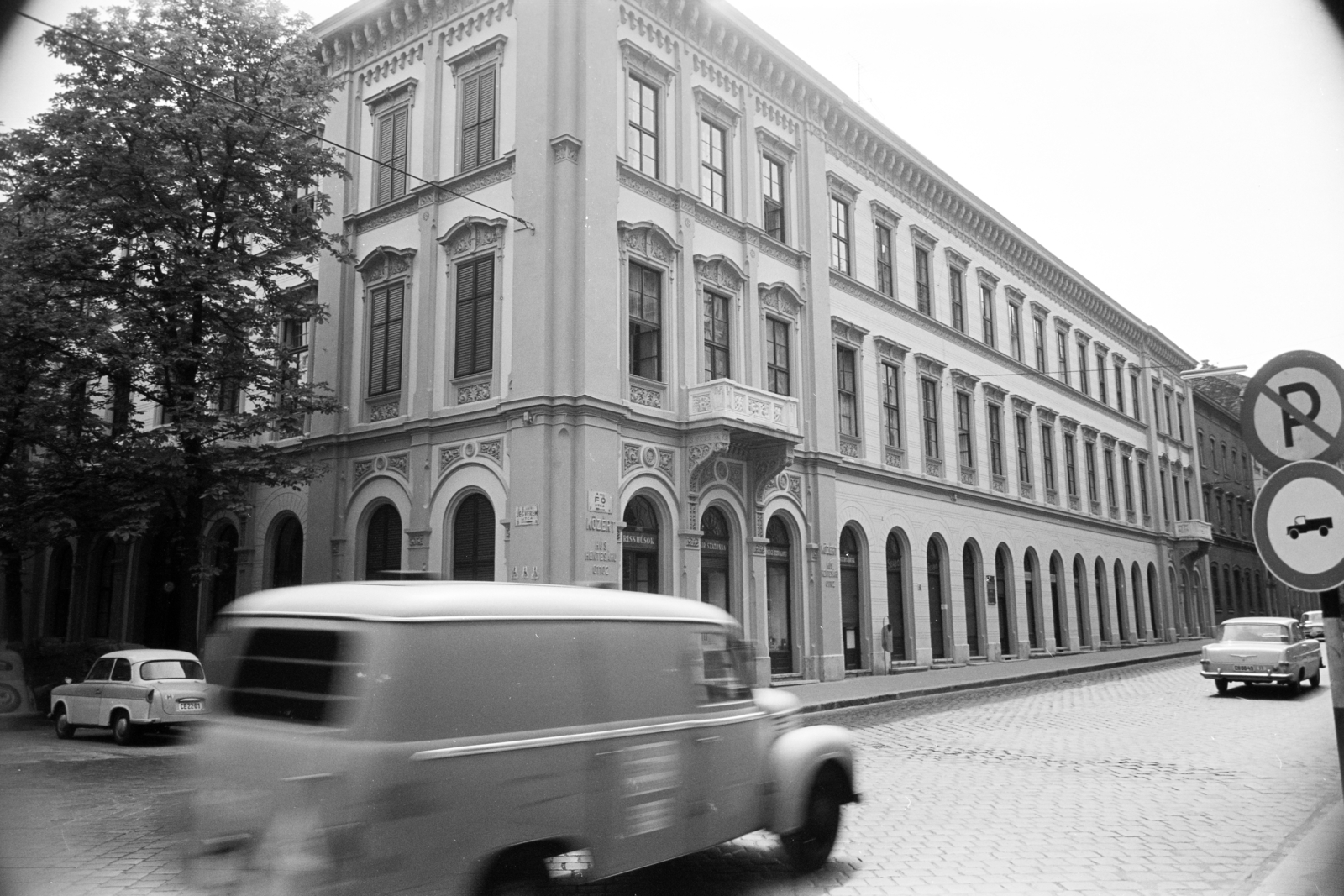 Hungary, Budapest I., Fő utca, szemben a felújított épület a Jégverem utca melletti sarokház., 1963, Artfókusz, Budapest, Fortepan #279127