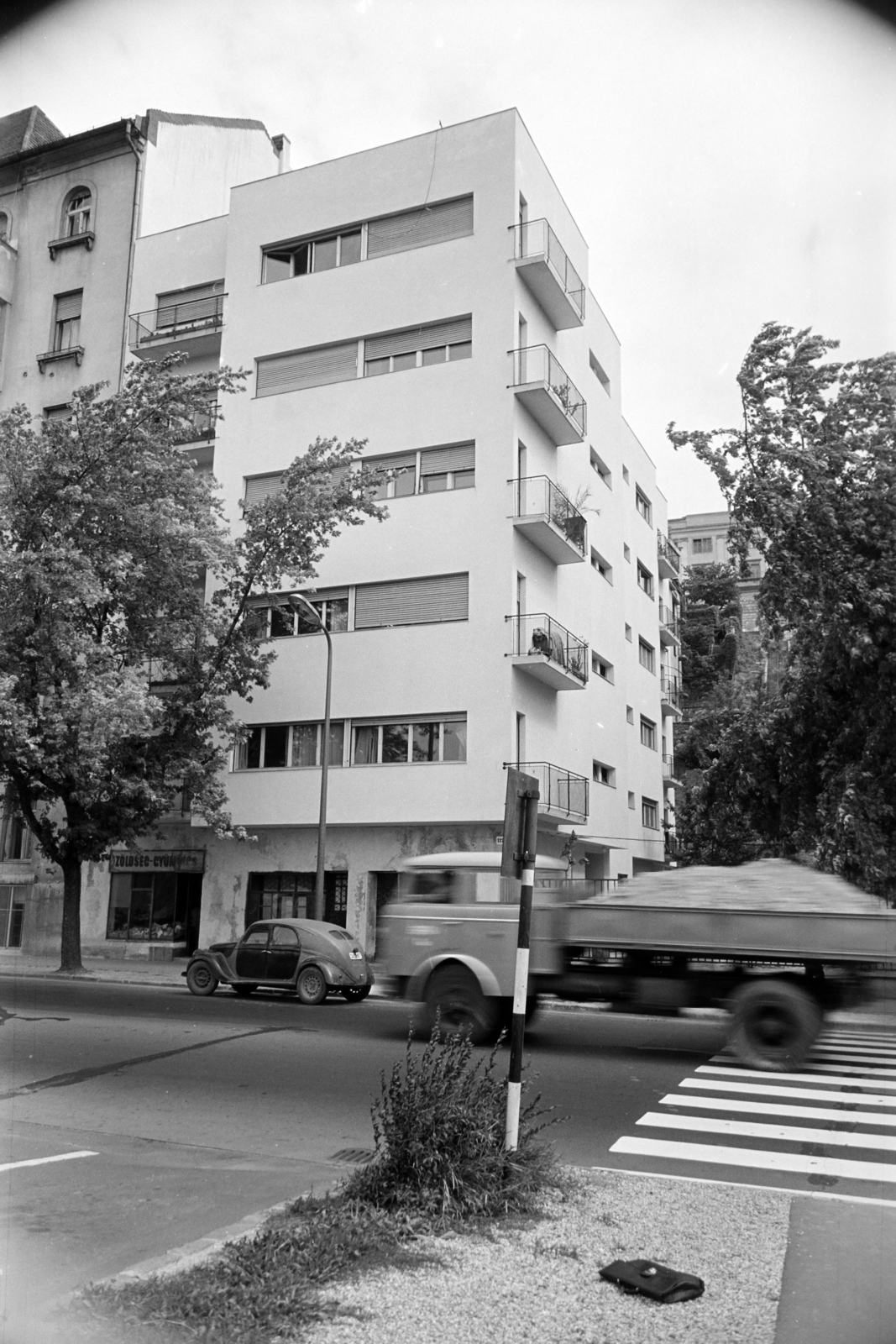 Hungary, Budapest I., gyalogátkelőhely a Vérmezőnél, szemben az Attila út 127. számú ház., 1963, Artfókusz, crosswalk, Budapest, Fortepan #279129