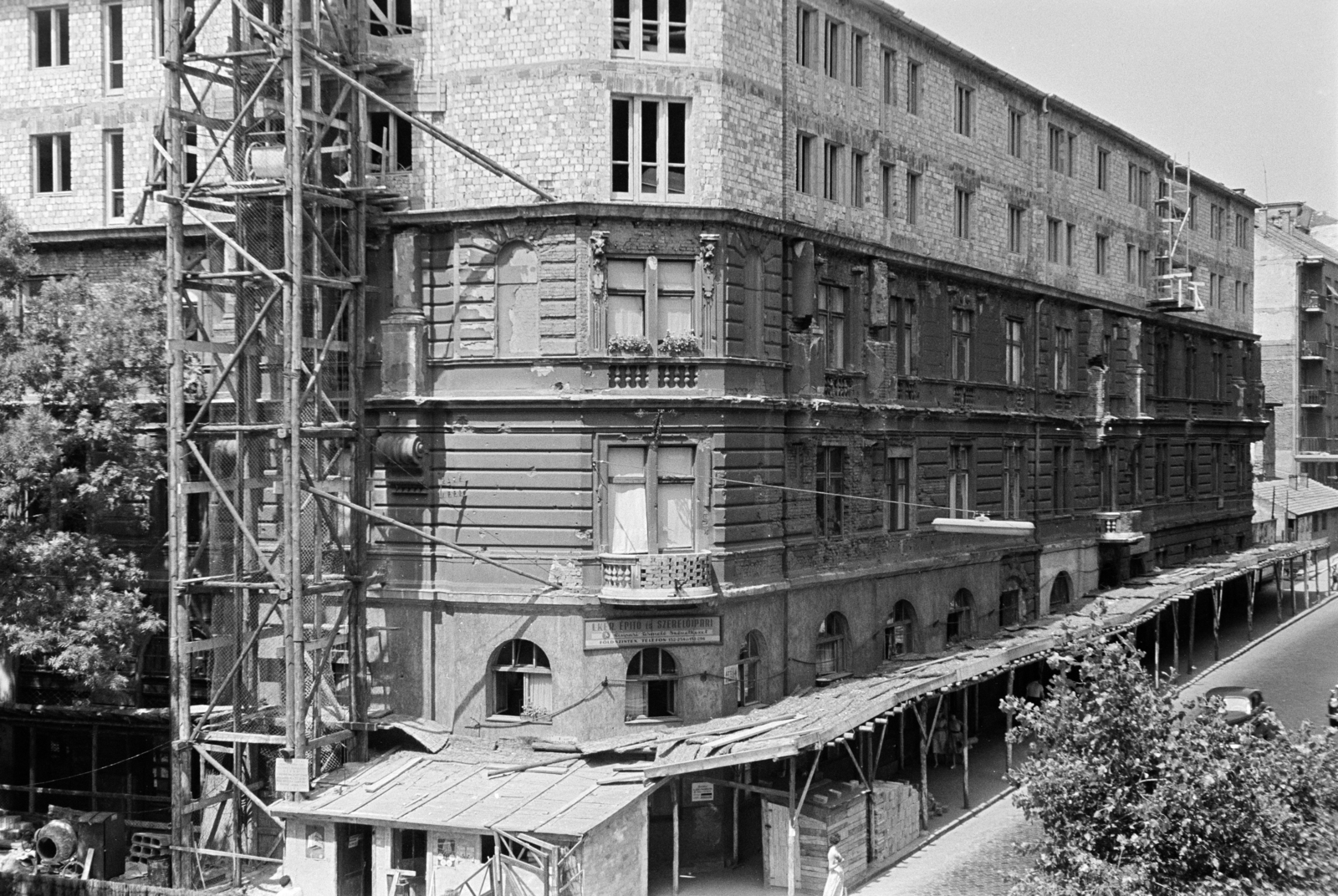 Hungary, Budapest I., Attila út, kilátás a 63-as számú házból, a felvétel a 12-es számú ház emeletráépítésekor készült, balra a Roham utca., 1959, Artfókusz, Budapest, Fortepan #279133