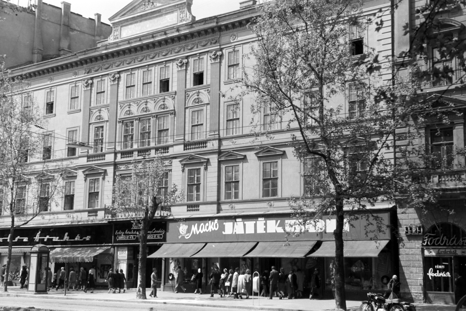 Magyarország, Budapest VII., Rákóczi út, középen a 6. számú épület., 1960, Artfókusz, Fábián József, járókelő, játékbolt, árnyékoló, Budapest, Fortepan #279144