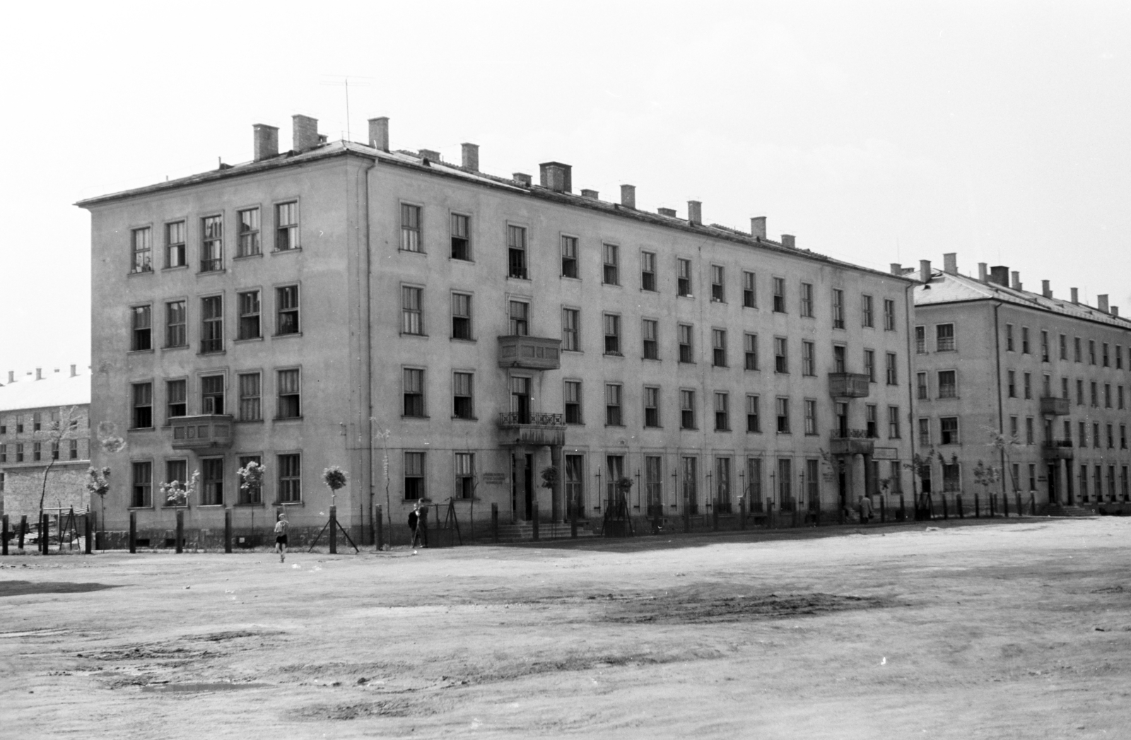 Magyarország, Budapest XIV., Pillangó utca 28 és 30., munkásszálló., 1957, Artfókusz, Fábián József, utcakép, Budapest, Fortepan #279145