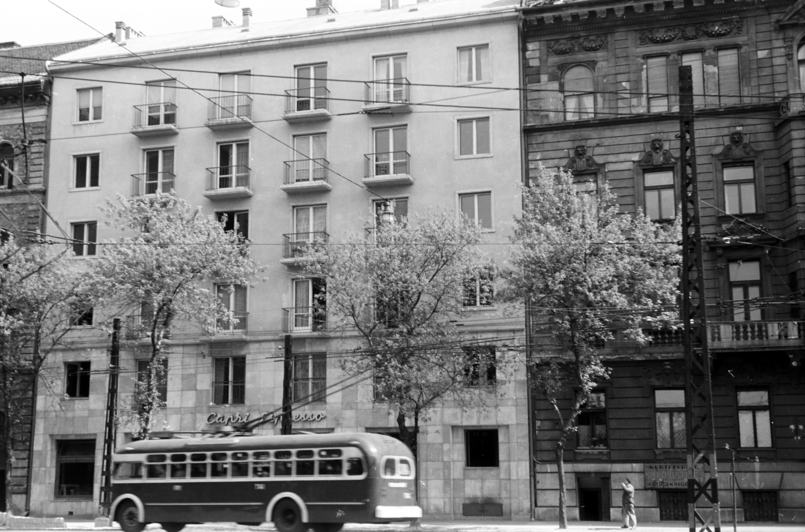 Hungary, Budapest VII., Damjanich utca, szemben középen a 21-es számú ház., 1960, Artfókusz, trolley bus, catenary wire, street view, Budapest, Fortepan #279146