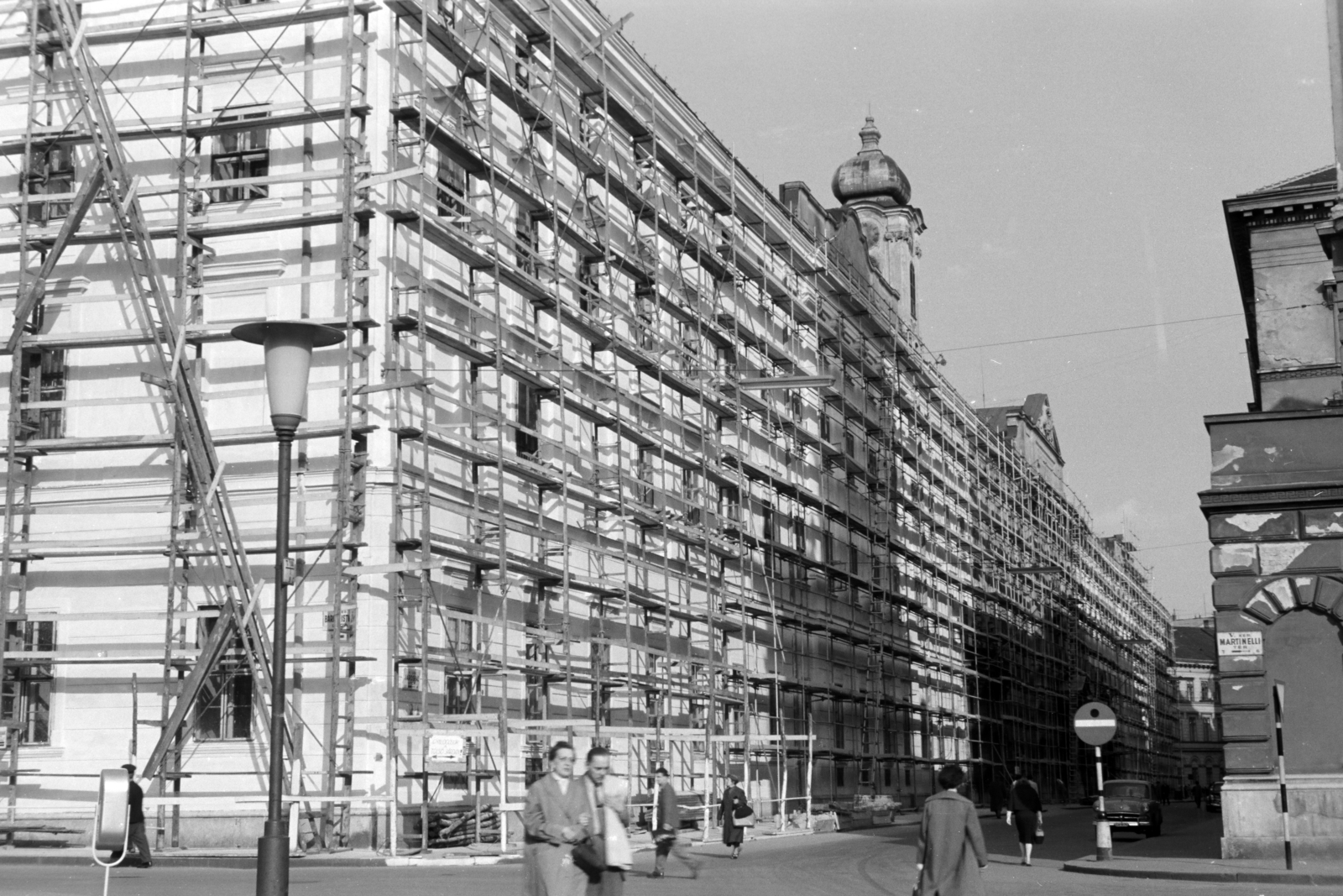 Hungary, Budapest V., Szervita (Martinelli) tér, szemben a Városház utca. Balra a felállványozott Városháza, jobbra a Szent Anna-templom (szervita templom)., 1959, Artfókusz, scaffolding, street view, repair, Budapest, Fortepan #279148