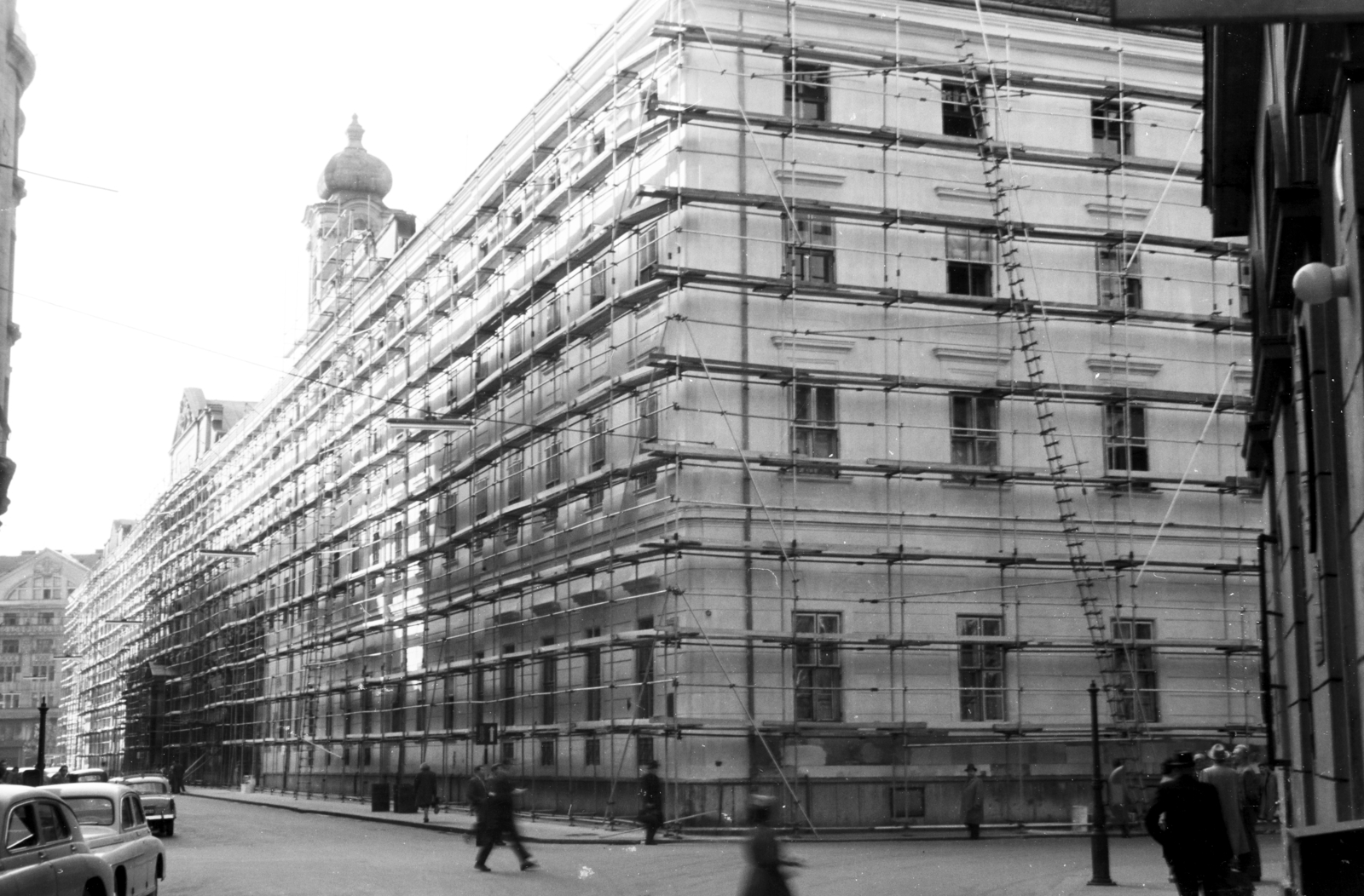 Hungary, Budapest V., Városház utca, szemben a felállványozott Városháza, jobbra Gerlóczy utca., 1959, Artfókusz, ladder, scaffolding, tower, pedestrian, street view, repair, light, Budapest, Fortepan #279149