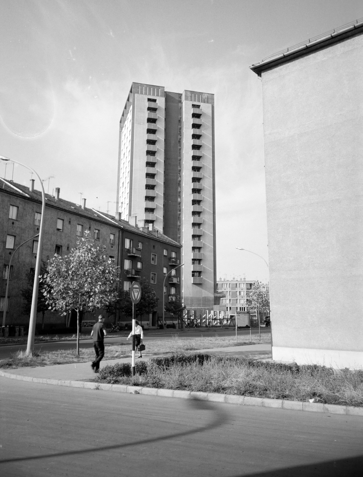 Magyarország, Szolnok, Boldog Sándor István (Ságvári Endre) körút a Fiumei utcától a Várkonyi téri toronyház felé nézve., 1971, Artfókusz, Fábián József, Fortepan #279159