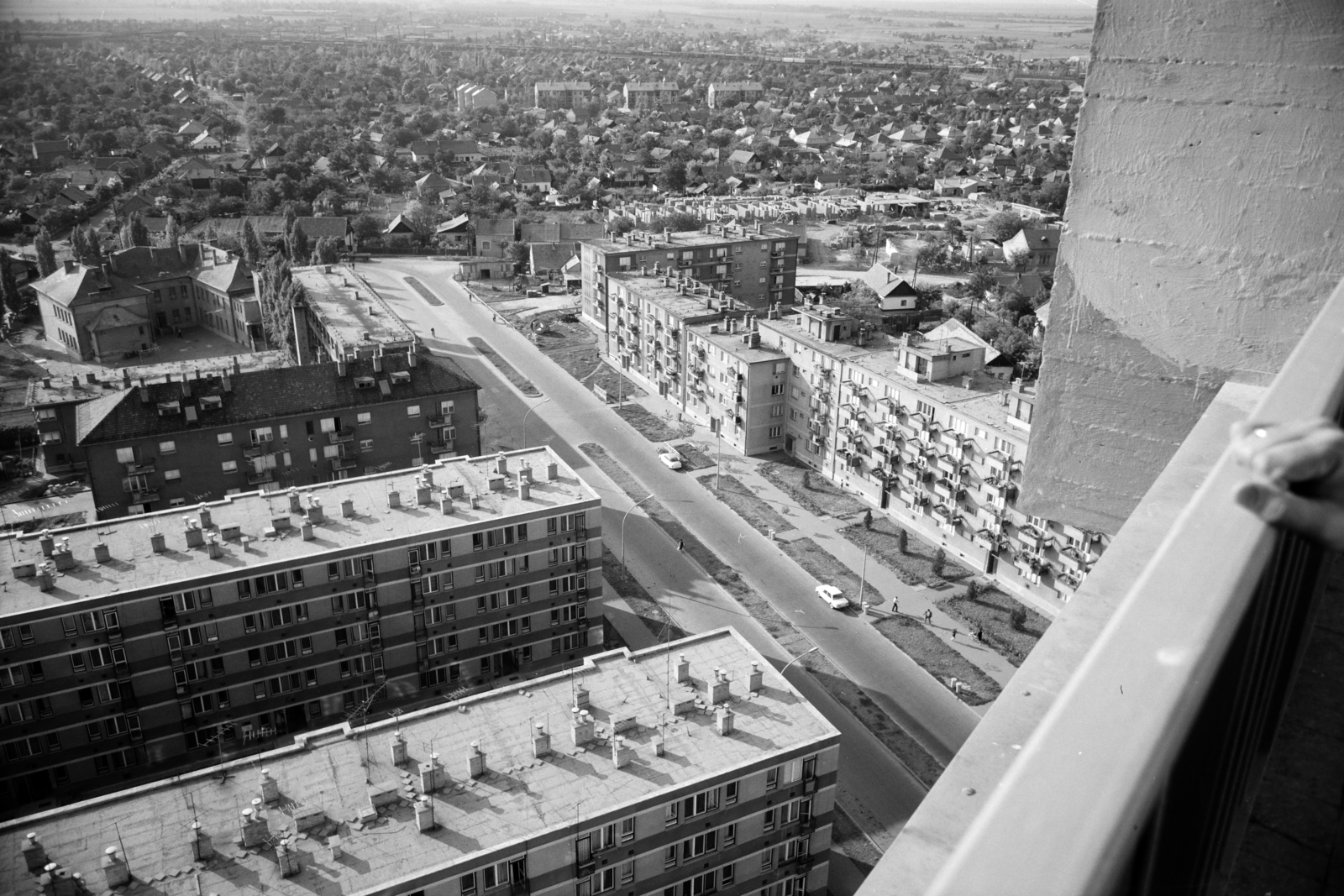 Magyarország, Szolnok, kilátás a Várkonyi István téri toronyházból a Szántó körút kiépült első szakaszára. A körút további szakaszának a helyén még kertes házak állnak., 1971, Artfókusz, Fábián József, Fortepan #279160